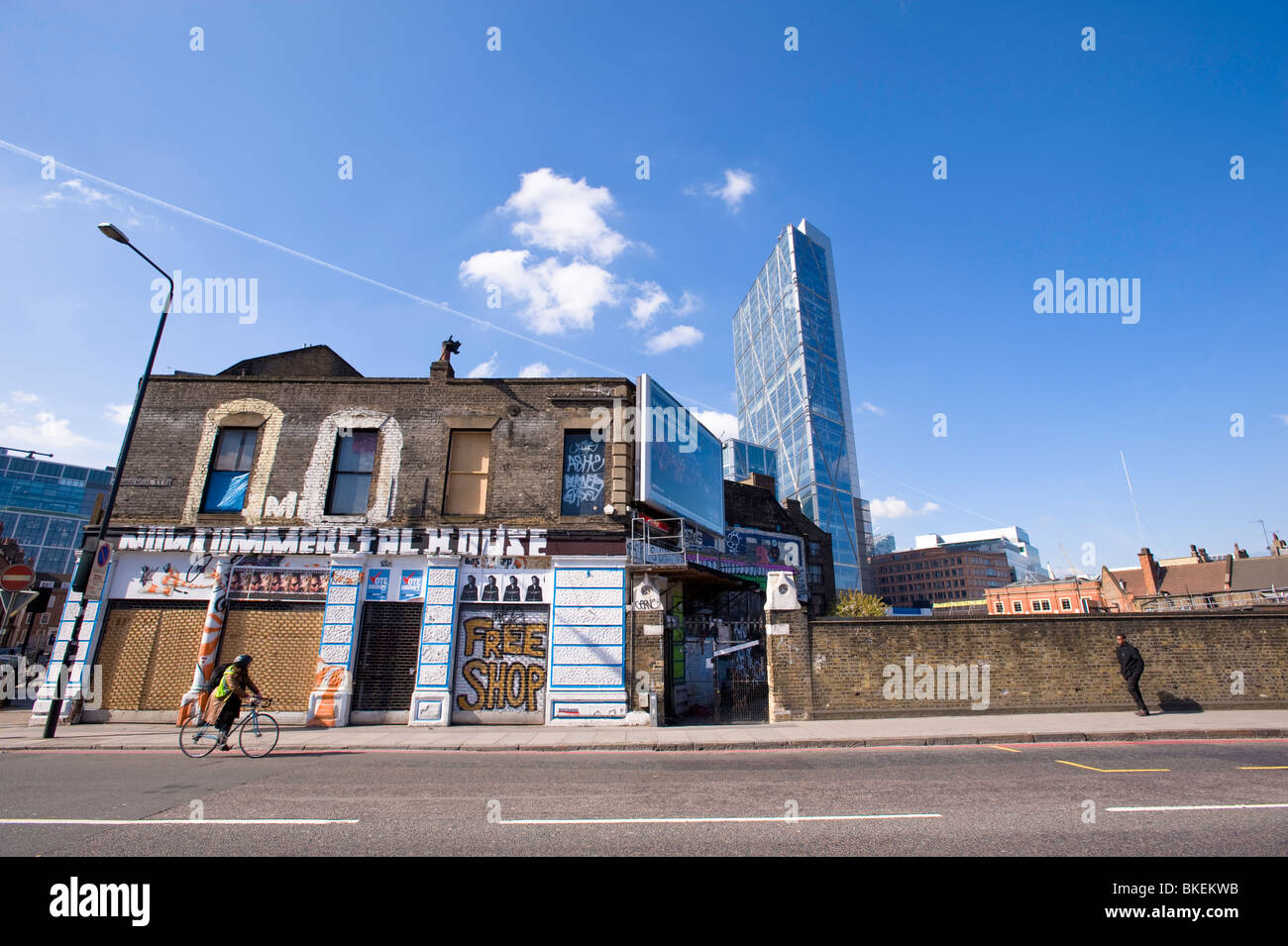 La vieja y nueva arquitectura en Comercial Street en East London, Londres, Reino Unido. Foto de stock