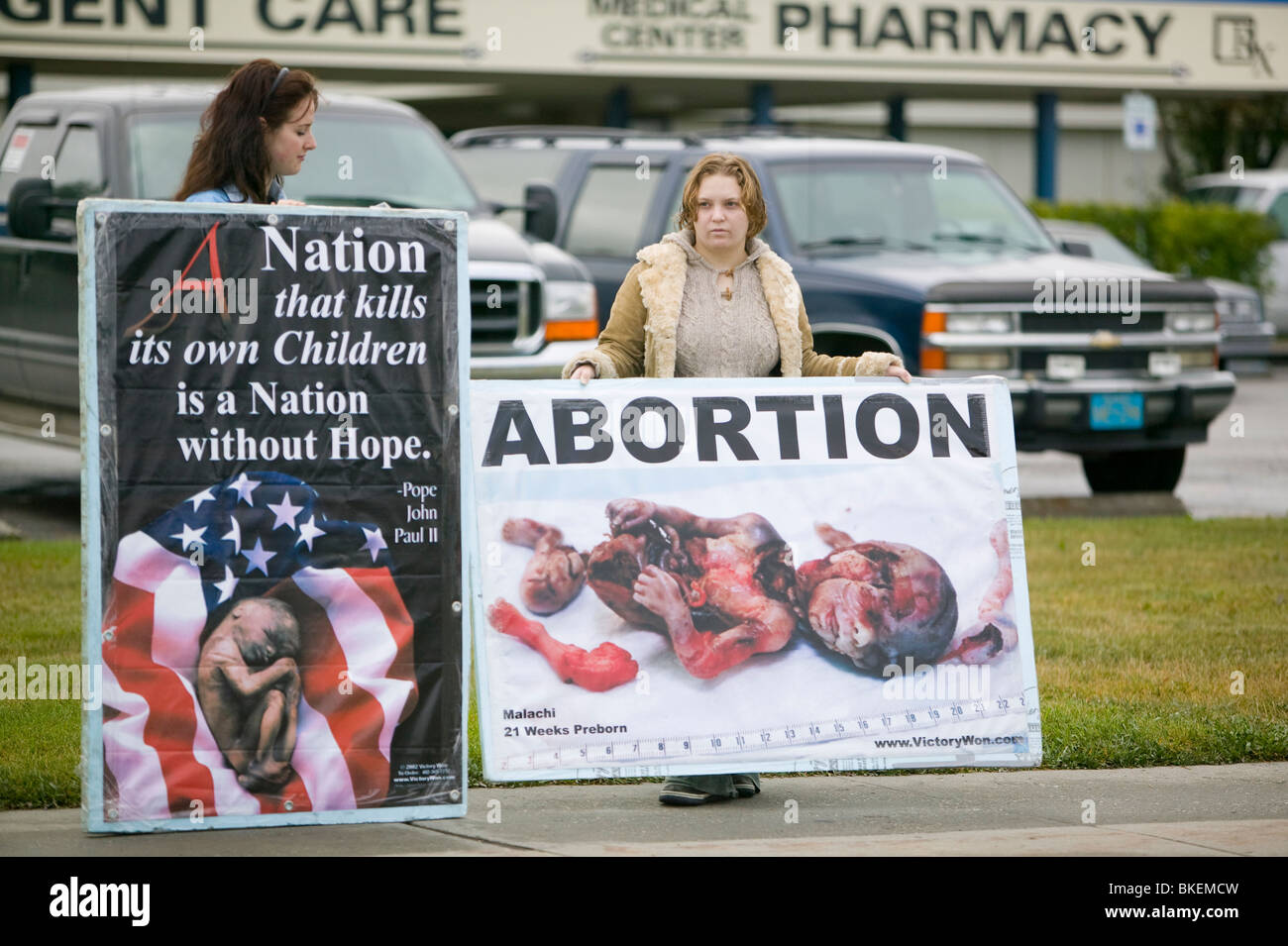 Las mujeres protestan fuera de una clínica de abortos en Fairbanks, Alaska Foto de stock