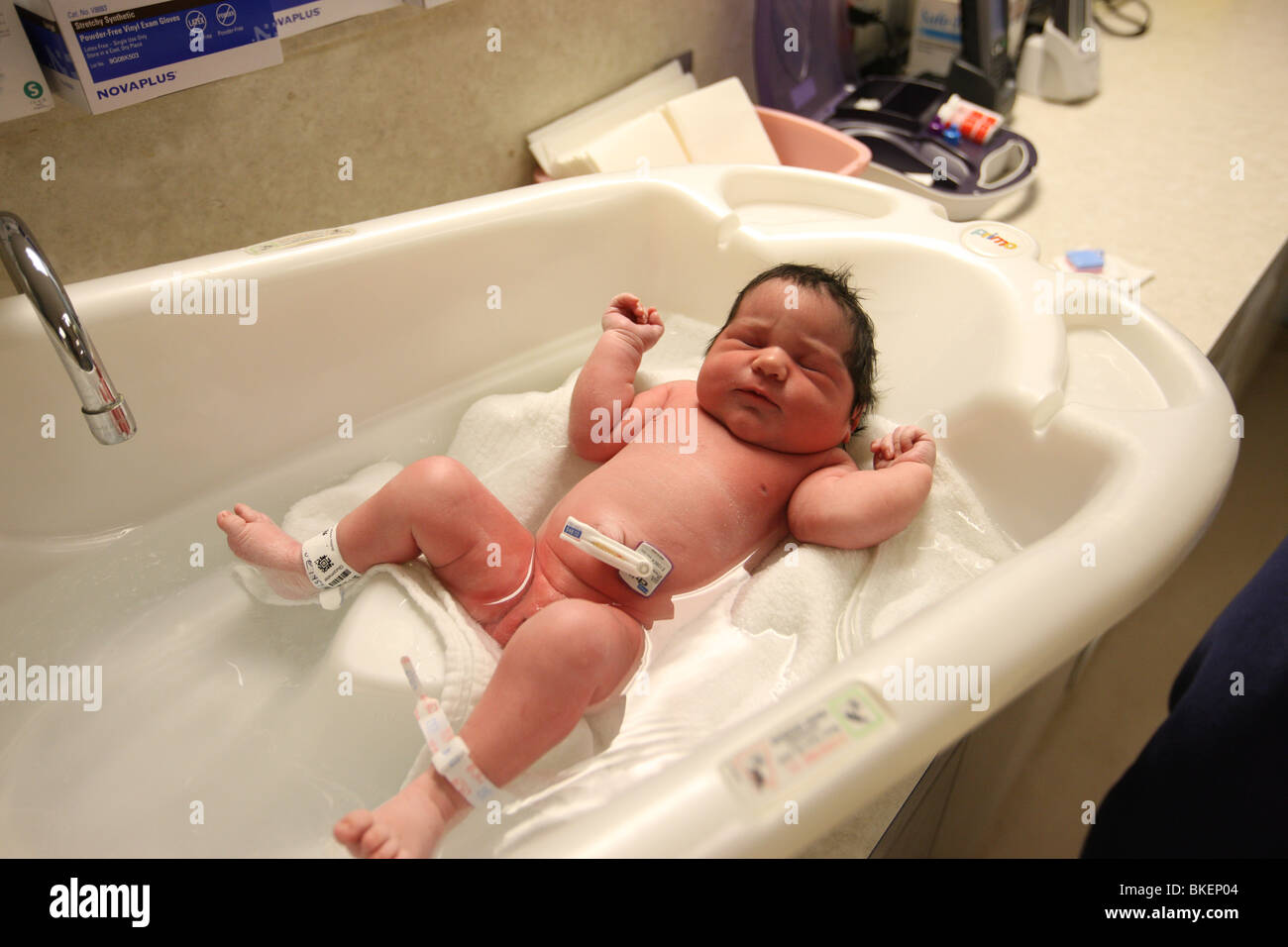 Un bebé recién nacido niña obtiene su primer baño en el hospital Martha  Jefferson de Charlottesville, VA Fotografía de stock - Alamy