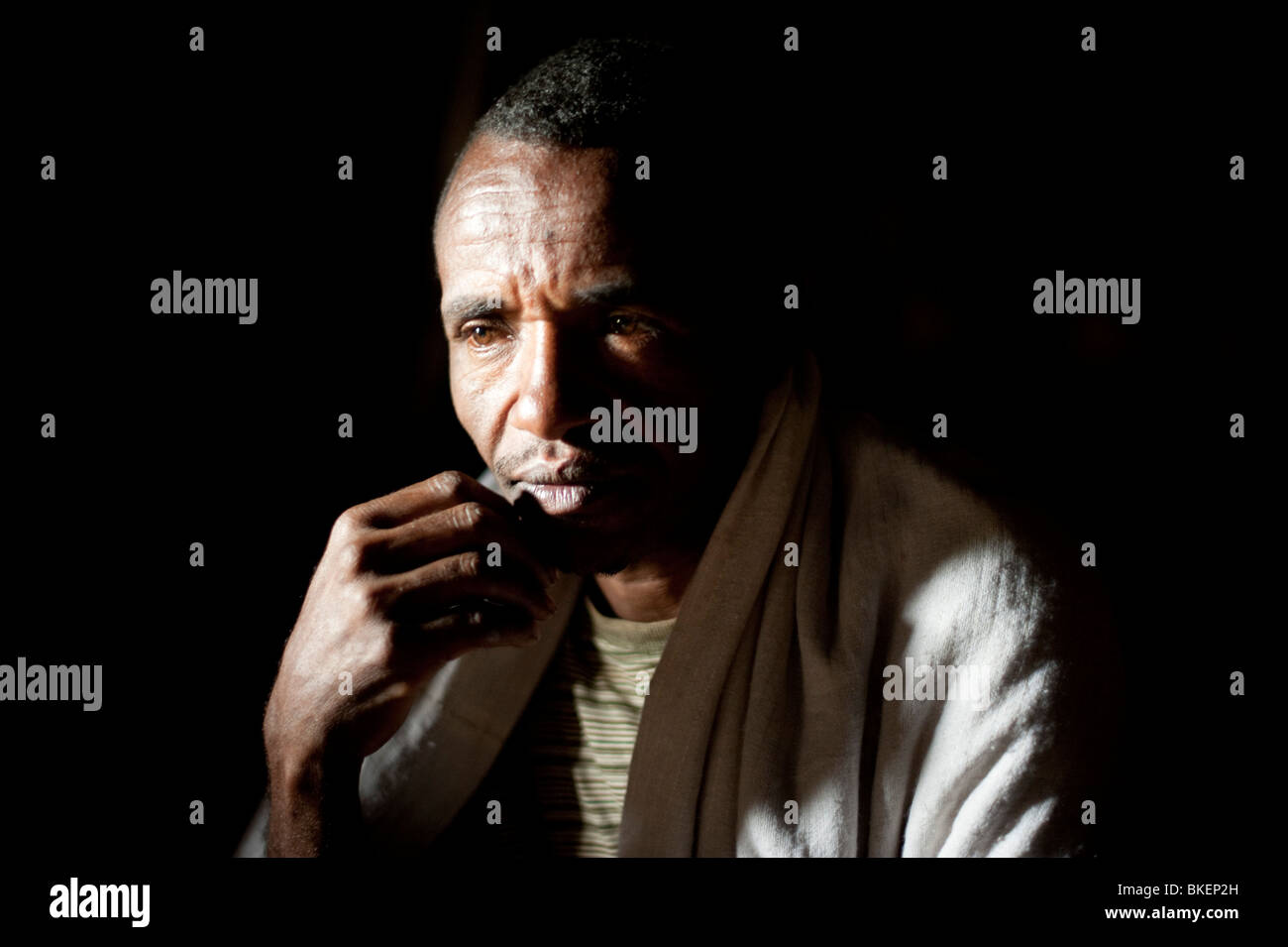 El hombre iluminado por la puerta en la oscuridad de la choza en Etiopía  Fotografía de stock - Alamy