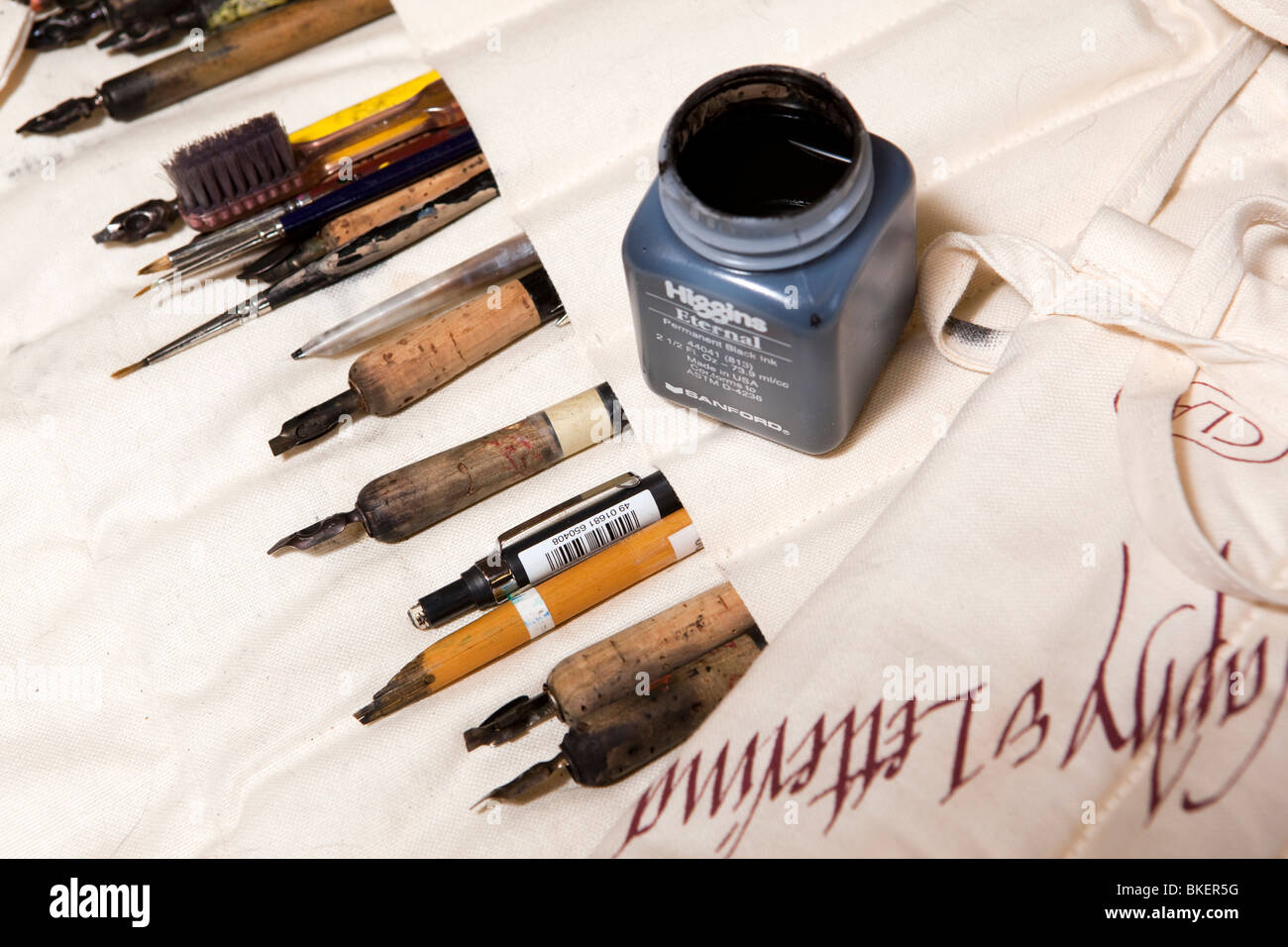Artesanía plumas de caligrafía, desenrollado envoltura de tela Foto de stock