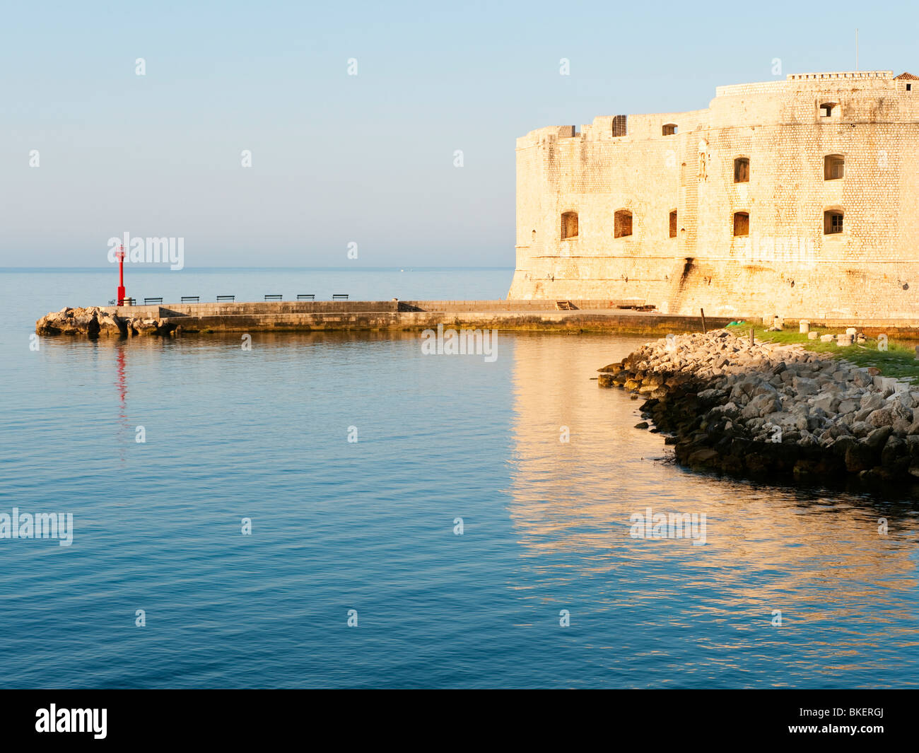 "Porporela' rompeolas y la entrada al puerto viejo de Dubrovnik, Croacia Foto de stock