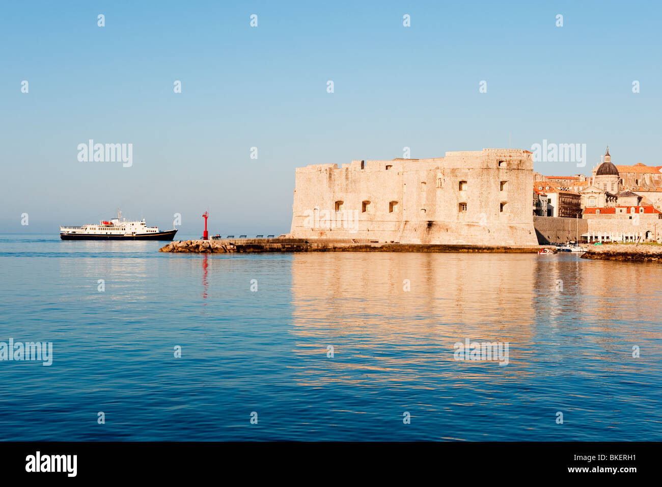 "Porporela' rompeolas y la entrada al puerto viejo de Dubrovnik, Croacia Foto de stock