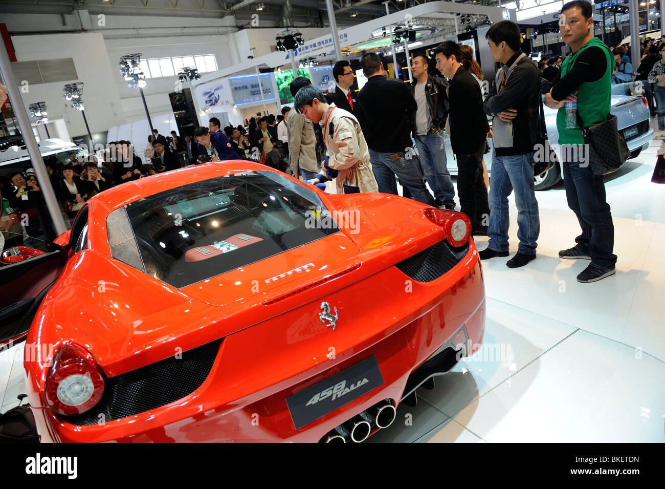 Los potenciales compradores en Ferrari stand durante el Auto Show de Beijing. 23-Apr-2010 Foto de stock