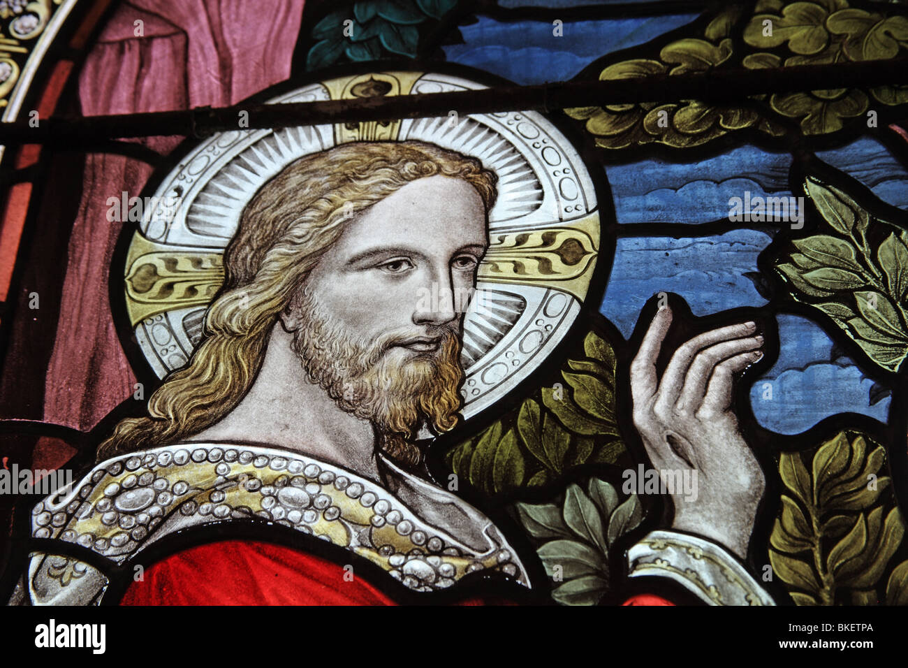 Una vidriera representando a Jesús bendición, St James' y la iglesia de San Bartolomé, Cascada, Derbyshire, Inglaterra Foto de stock