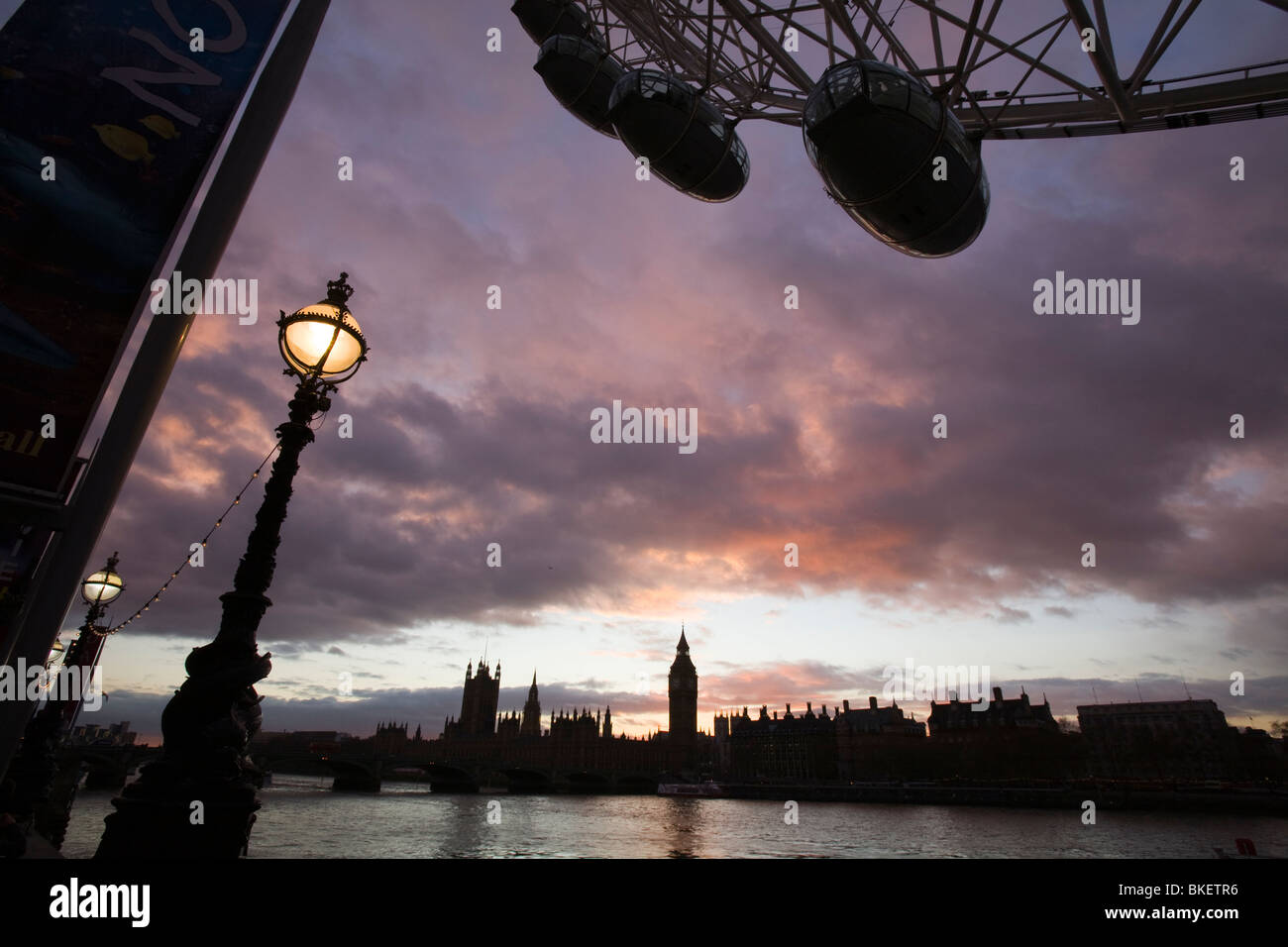 La Orilla sur del Támesis con el London Eye y el Big Ben y las Casas del Parlamento británico Foto de stock