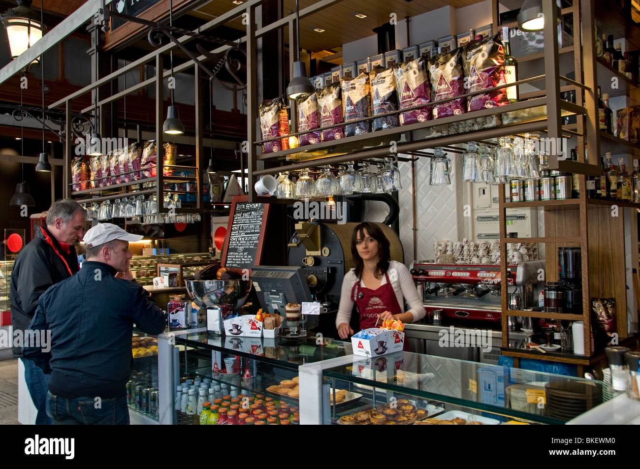 La cafetería del Mercado de San Miguel en el mercado español de la