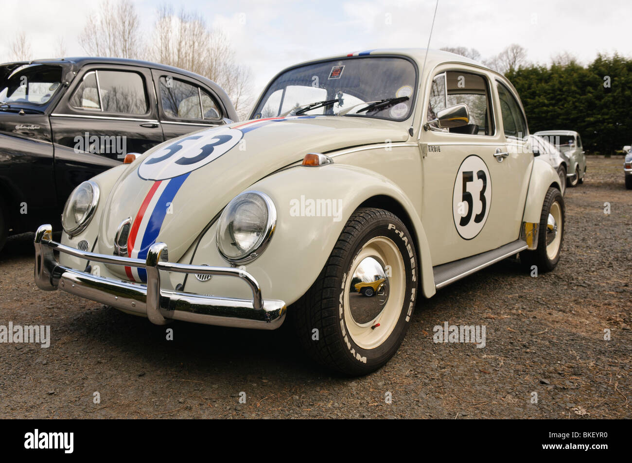 Volkswagen Beetle uniformado para parecerse a Herbie desde las películas de  Disney del mismo nombre Fotografía de stock - Alamy
