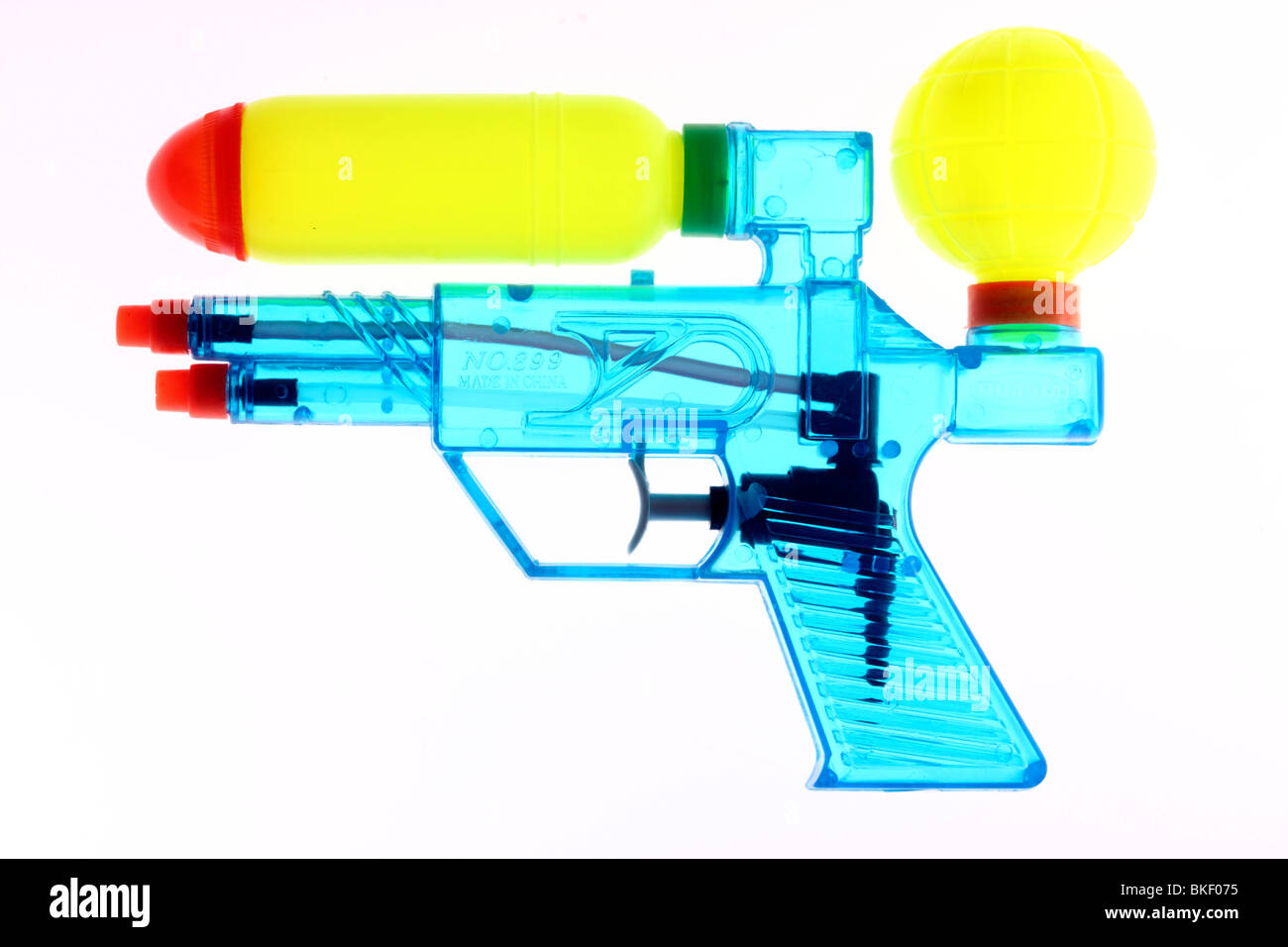 Pistola de agua, pistola de agua, juguete, transparente. Foto de stock