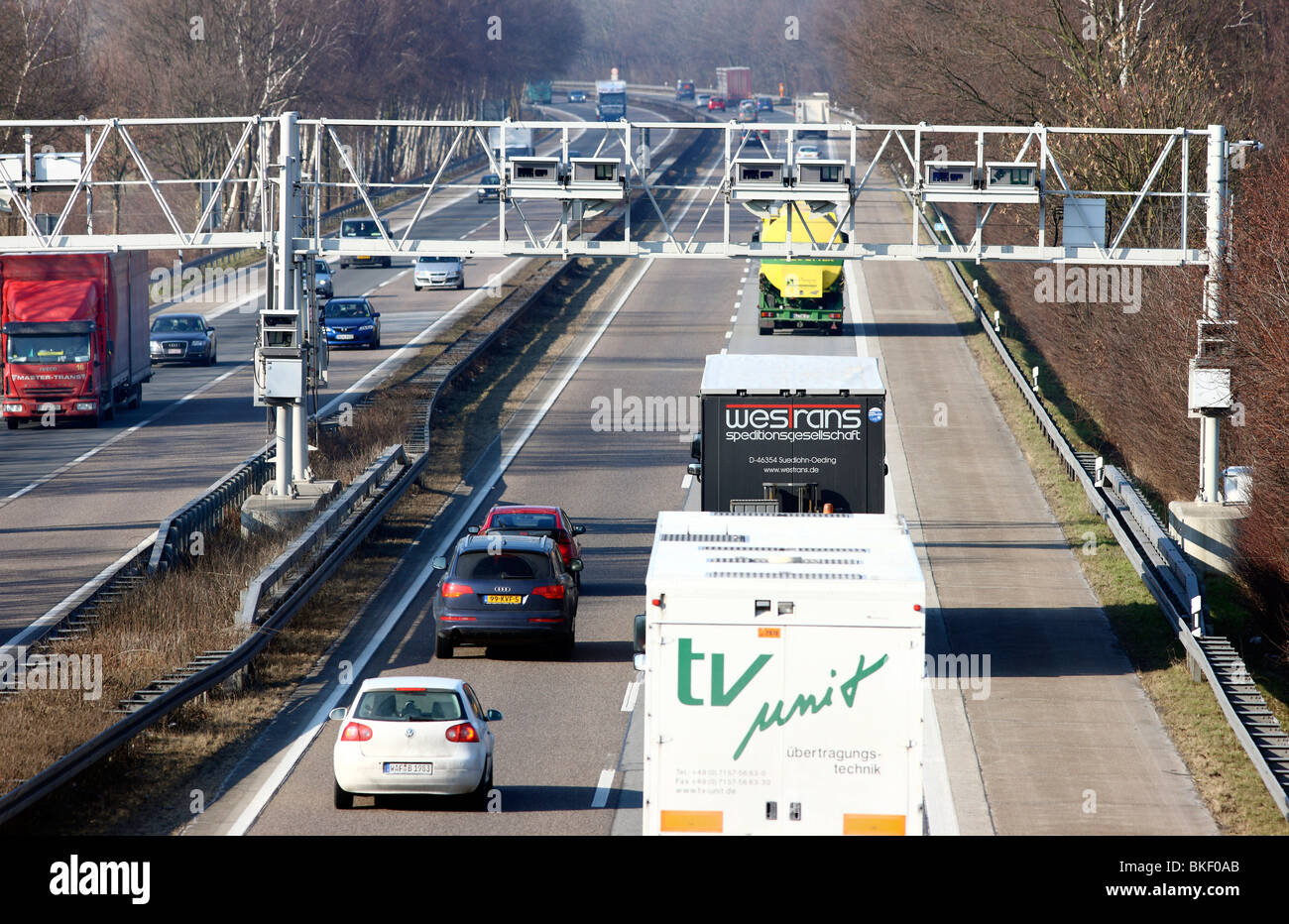 Puente de peaje de una autopista en Alemania. Detectores en el puente registrar todos los camiones, los cuales tienen que pagar peaje en las autopistas alemanas. Foto de stock