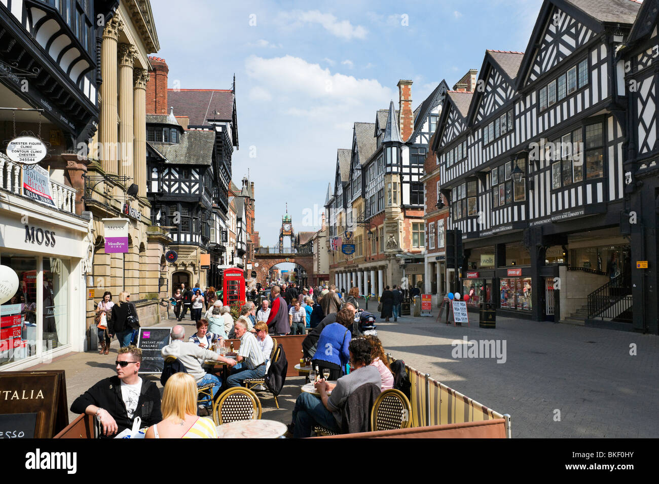 Un café sobre la acera en Eastgate, una de las filas en el centro histórico de Chester, Cheshire, Inglaterra, Reino Unido. Foto de stock