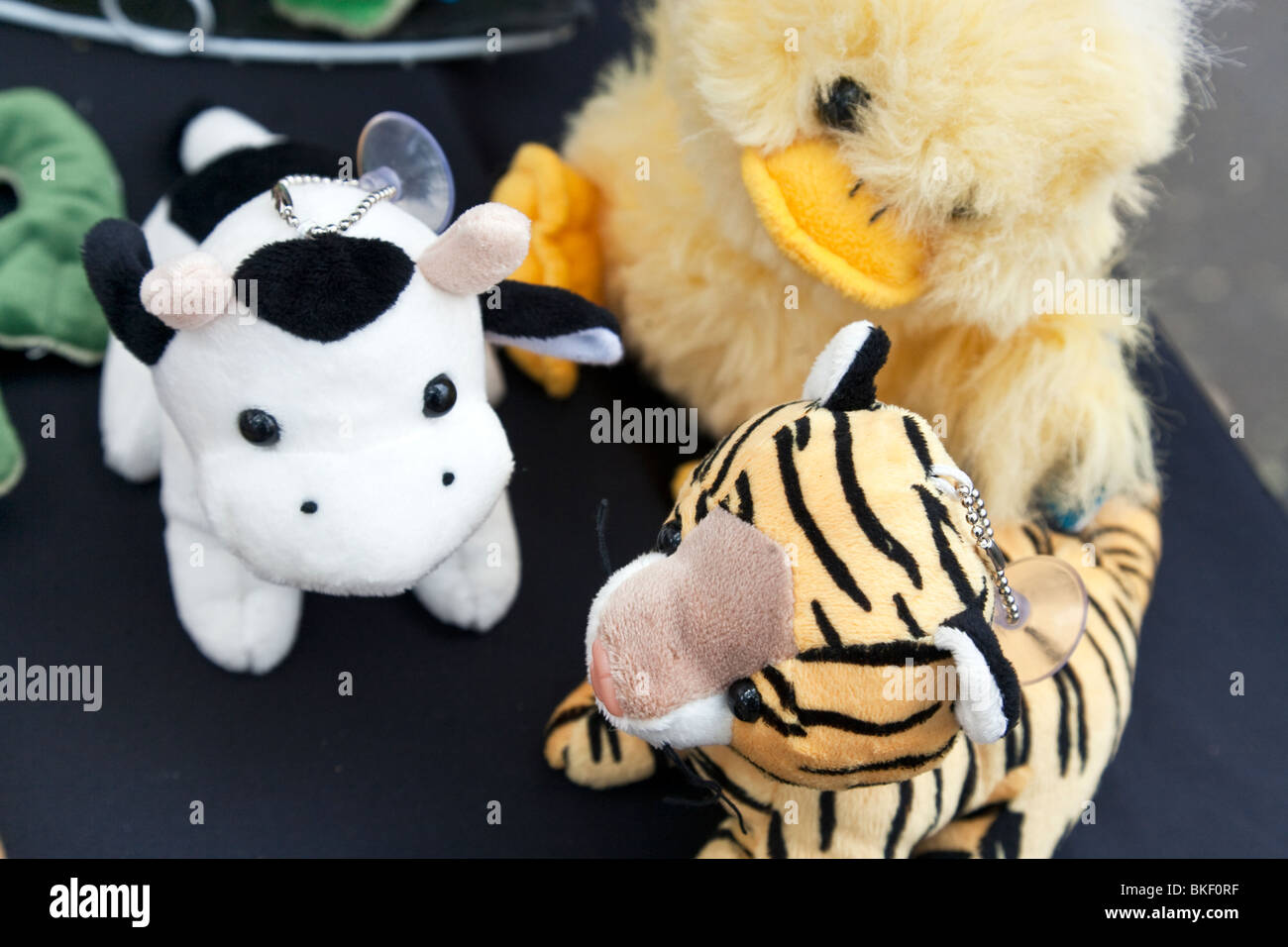 Adorable peluche juguetes de bebés expuestos para la venta en el mercado de artesanía de fin de semana al aire libre en la Ciudad de México distrito romaní Foto de stock