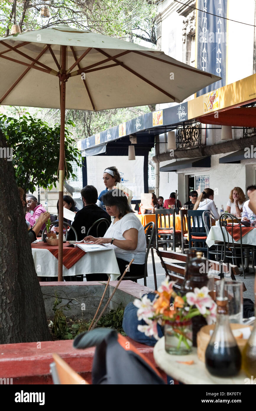 Disfrute de cenas al aire libre tarde de primavera y bulliciosa escena agradable cafetería Plaza Luis Cabrera en el barrio romaní de la Ciudad de México Foto de stock