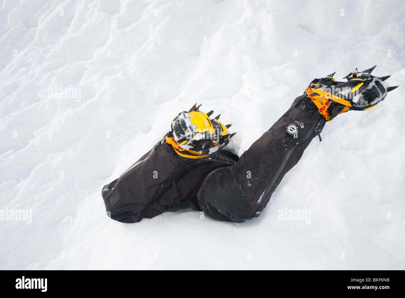 joven deportista en la nieve con crampones y polainas 5254882 Foto de stock  en Vecteezy