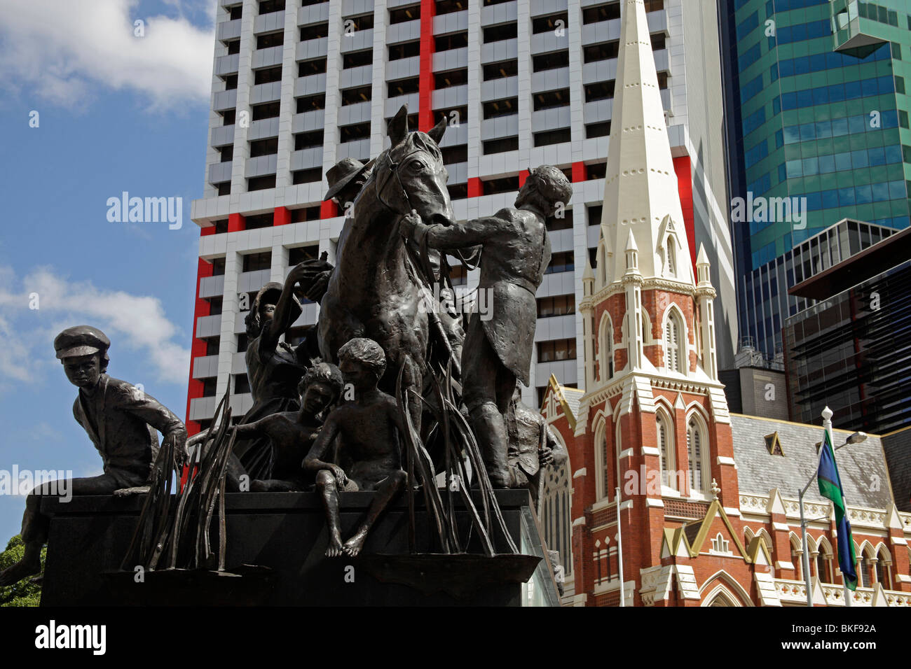 Monumento al Petrie Tableau en King George Square y Albert Street Iglesia Unida en Brisbane, Queensland, Australia Foto de stock