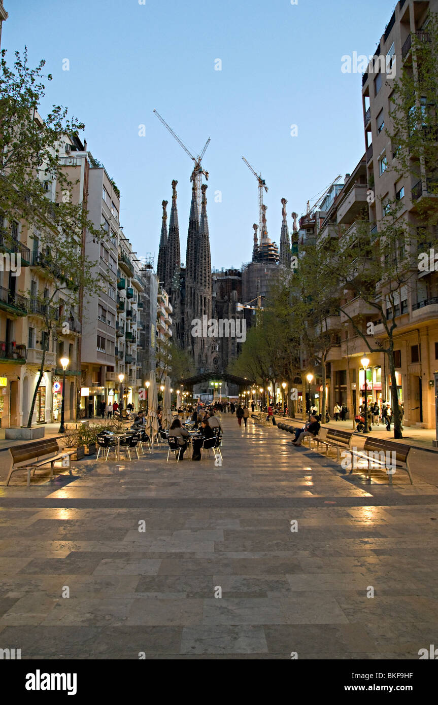 Ver abajo la Avenida da con la Sagrada Familia de Gaudí en el fondo