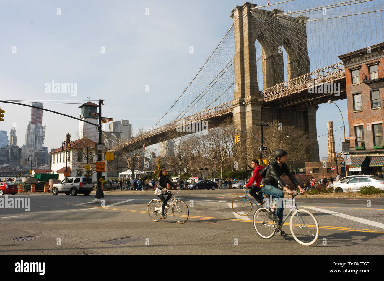 New York, NY - Abril 2010 ciclistas dejando el puente de Brooklyn Park, en el Fulton Ferry, en DUMBO Foto de stock