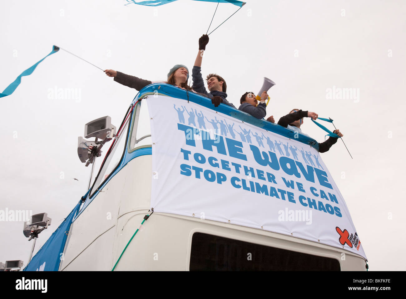 Un bus de protesta por la ola de un gran cambio climático rally en Londres. Foto de stock