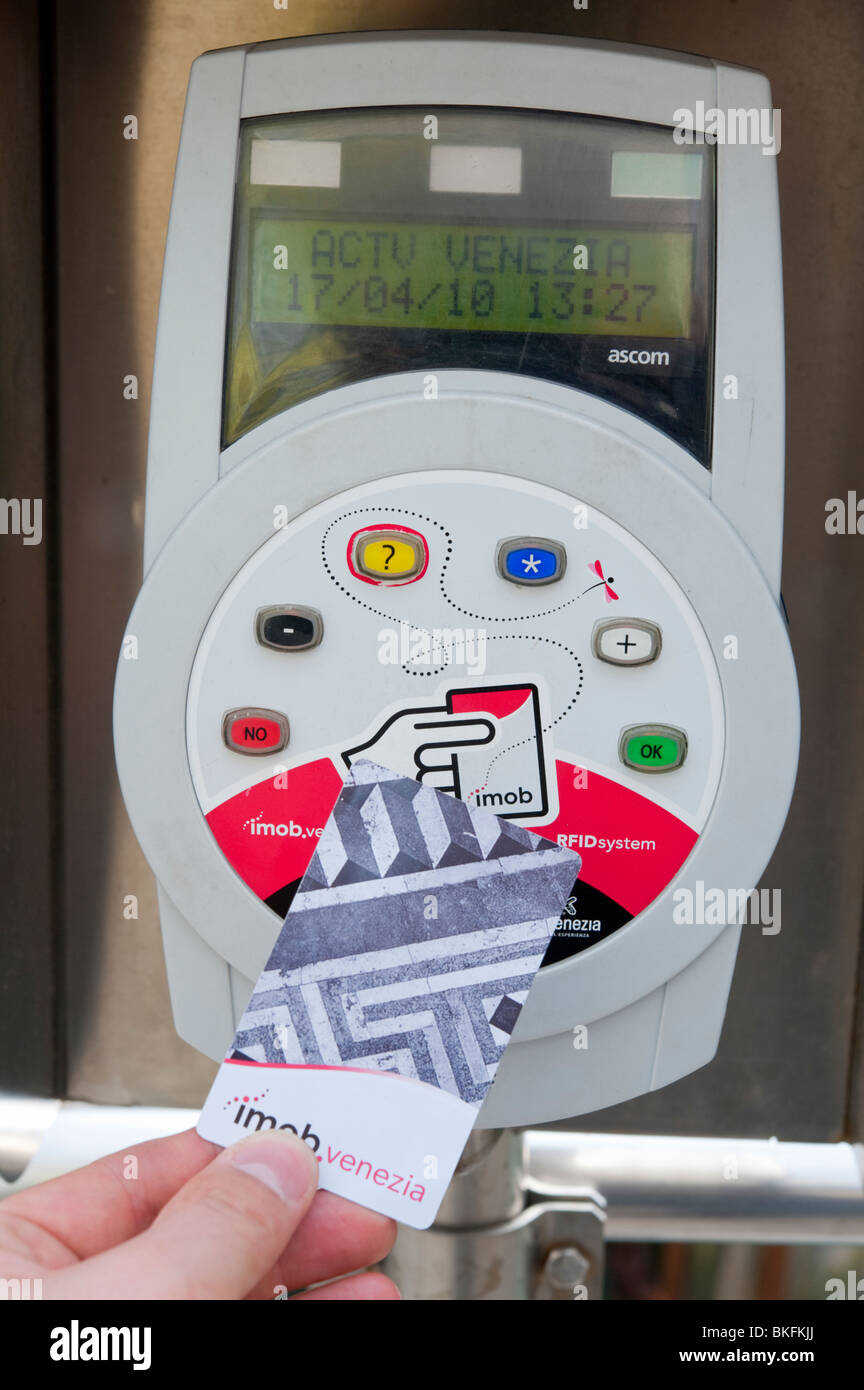 Máquina de billetes electrónicos utilizando RFID sin contacto de tarjeta magnética en la parada del autobús acuático Vaporetto o en el Gran Canal de Venecia Italia Foto de stock
