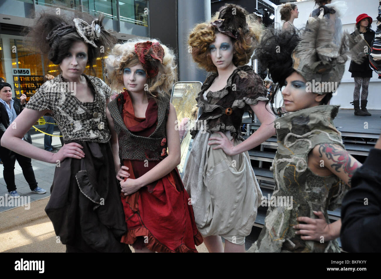 Modelos espere en Londres anual Week-Spitalfields moda alternativa. Inglaterra Foto de stock