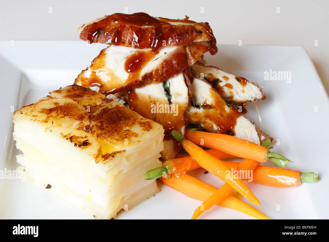 Plato de pollo, pollo, papas, zanahorias en capas mesa de desayuno de bodas instalaciones para bodas, Rufford Rufford Mill Foto de stock