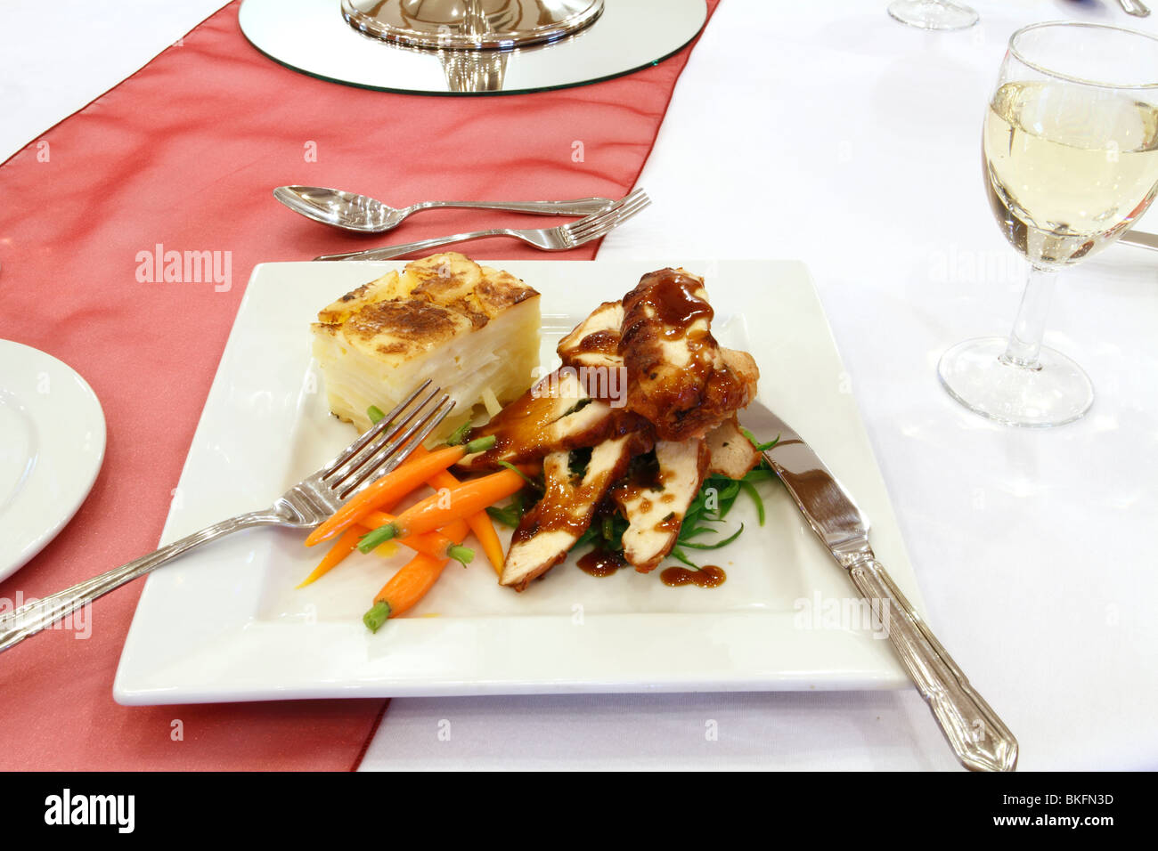 Plato de pollo, pollo, papas, zanahorias en capas mesa de desayuno de bodas instalaciones para bodas, Rufford Rufford Mill Foto de stock