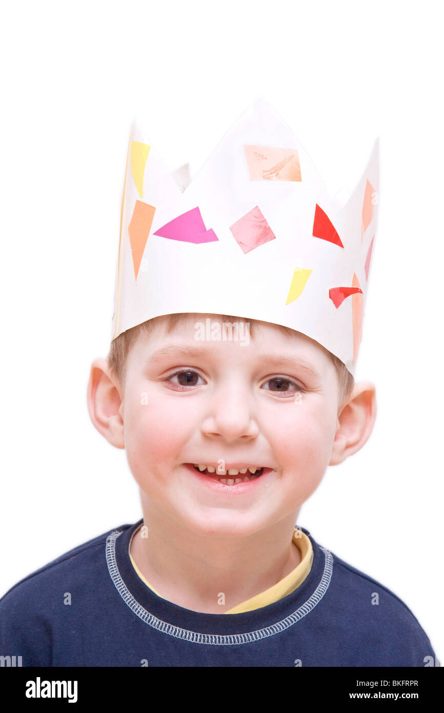 Niño menor 4 con corona hecha a mano. Poco feliz, rey. Foto de stock