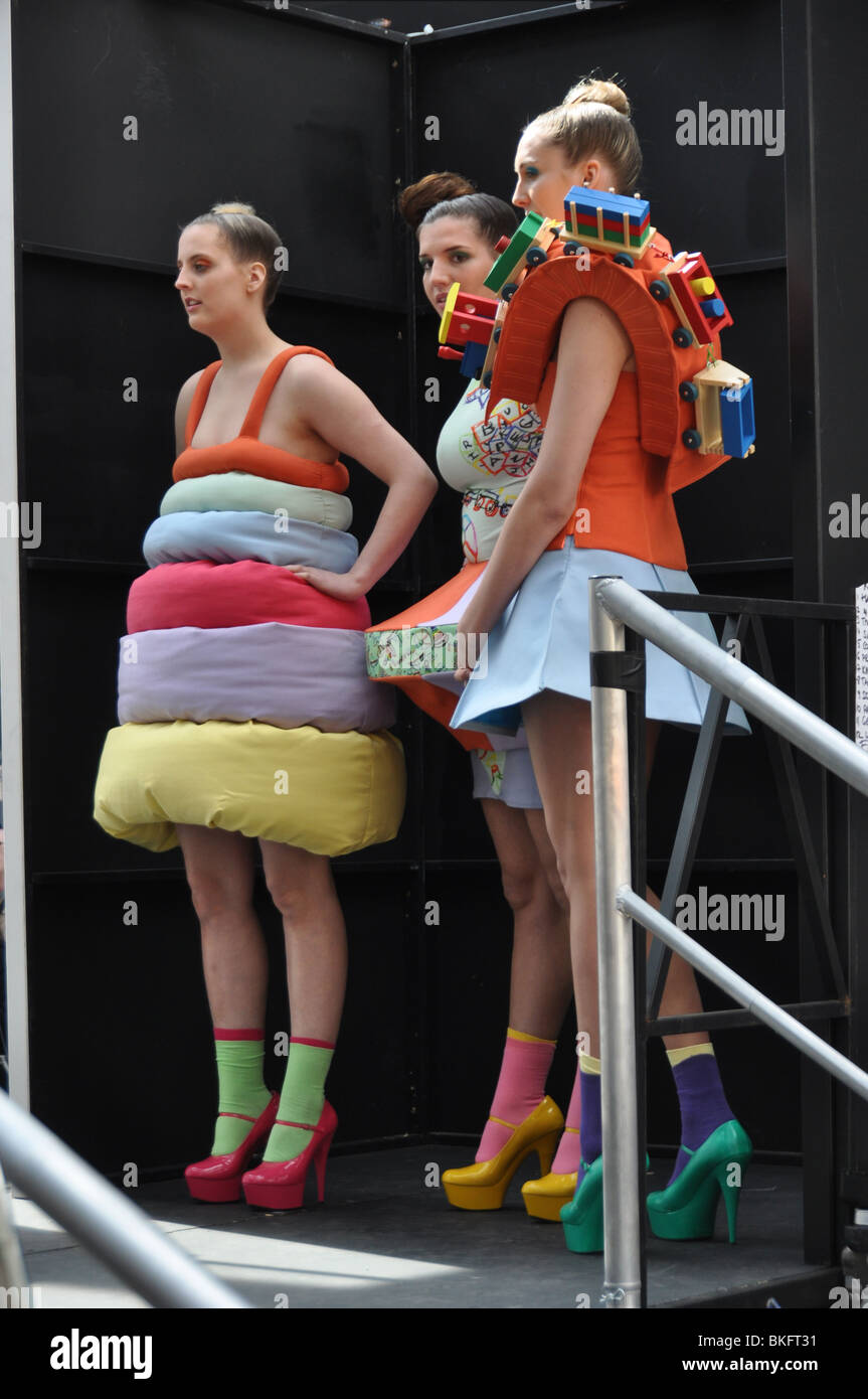 Modelos espere en Londres anual Week-Spitalfields moda alternativa. Inglaterra Foto de stock