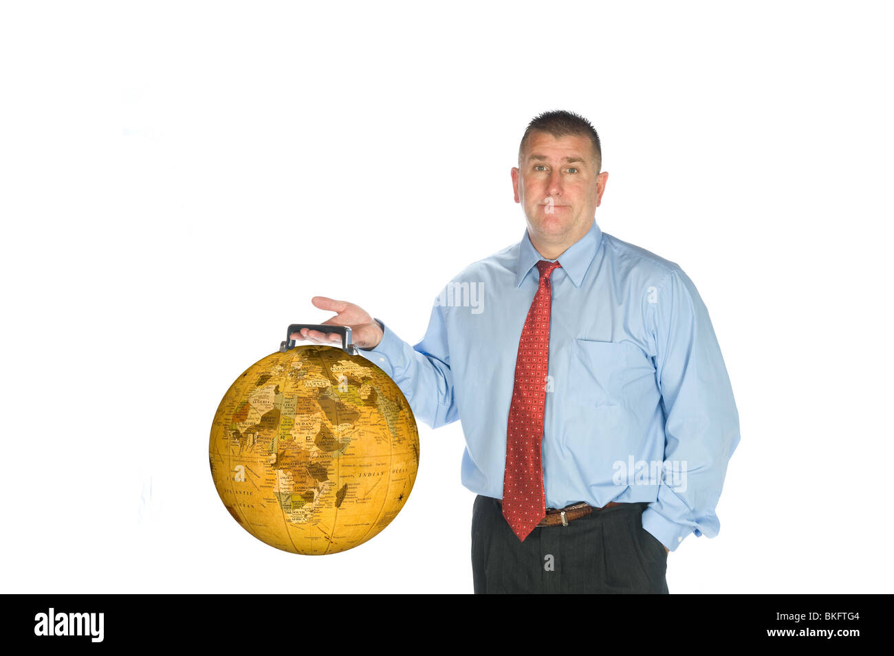 Un empresario internacional hodls su globo terráqueo maletín. Foto de stock