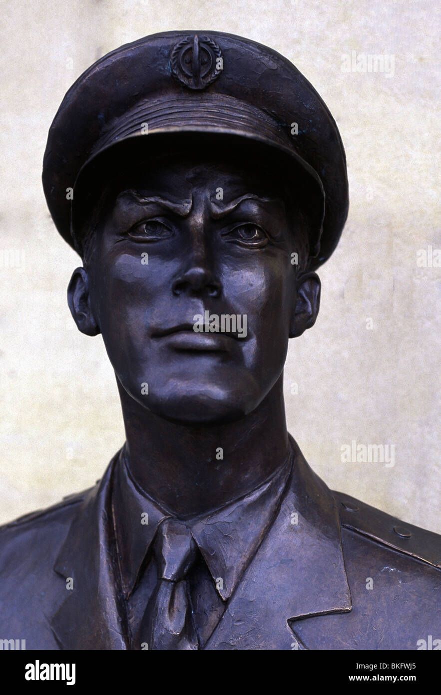 Busto de bronce de Dan Dare donde antiguamente se situaba en la entrada de la Cambridge Arcade, Lord Street, Southport, Merseyside. Foto de stock
