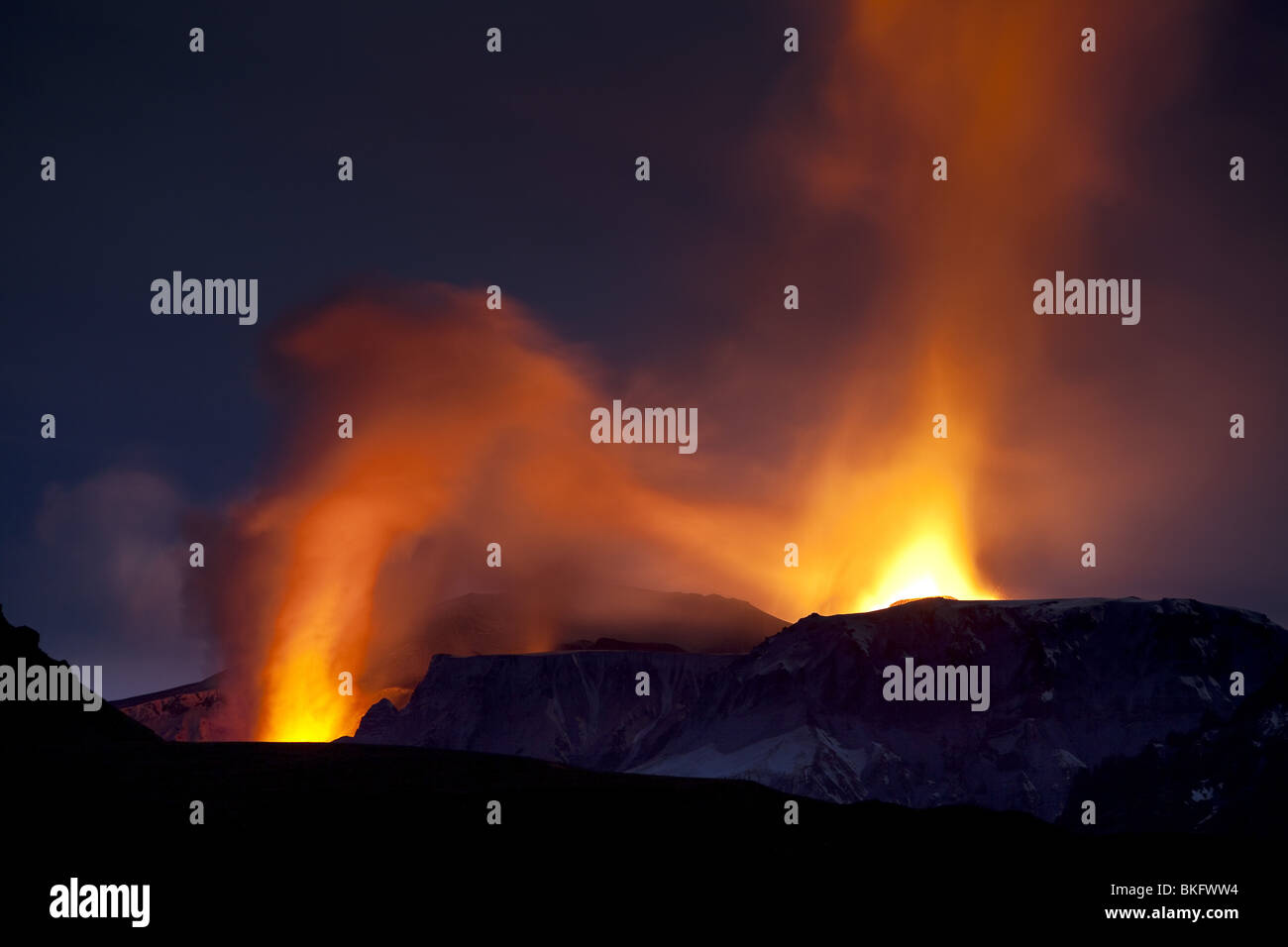 Fuentes de lava durante una erupción volcánica en Fimmvorduhals, una arista entre el glaciar Eyjafjallajokull y Myrdalsjokull, Islandia Foto de stock