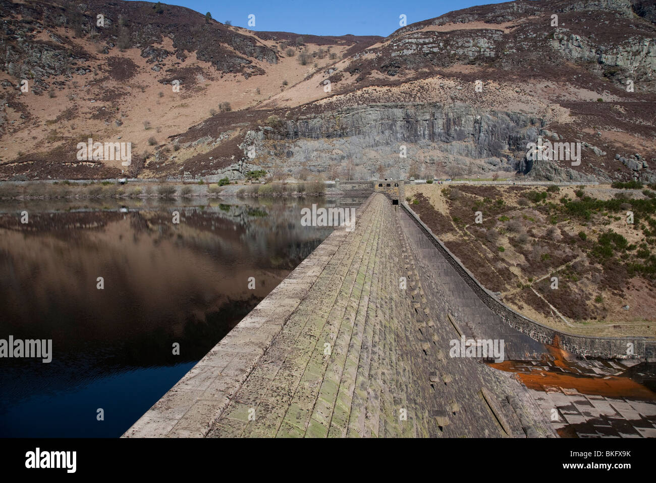 Caban coch represa y embalse en el pintoresco valle de Elan en Gales Foto de stock