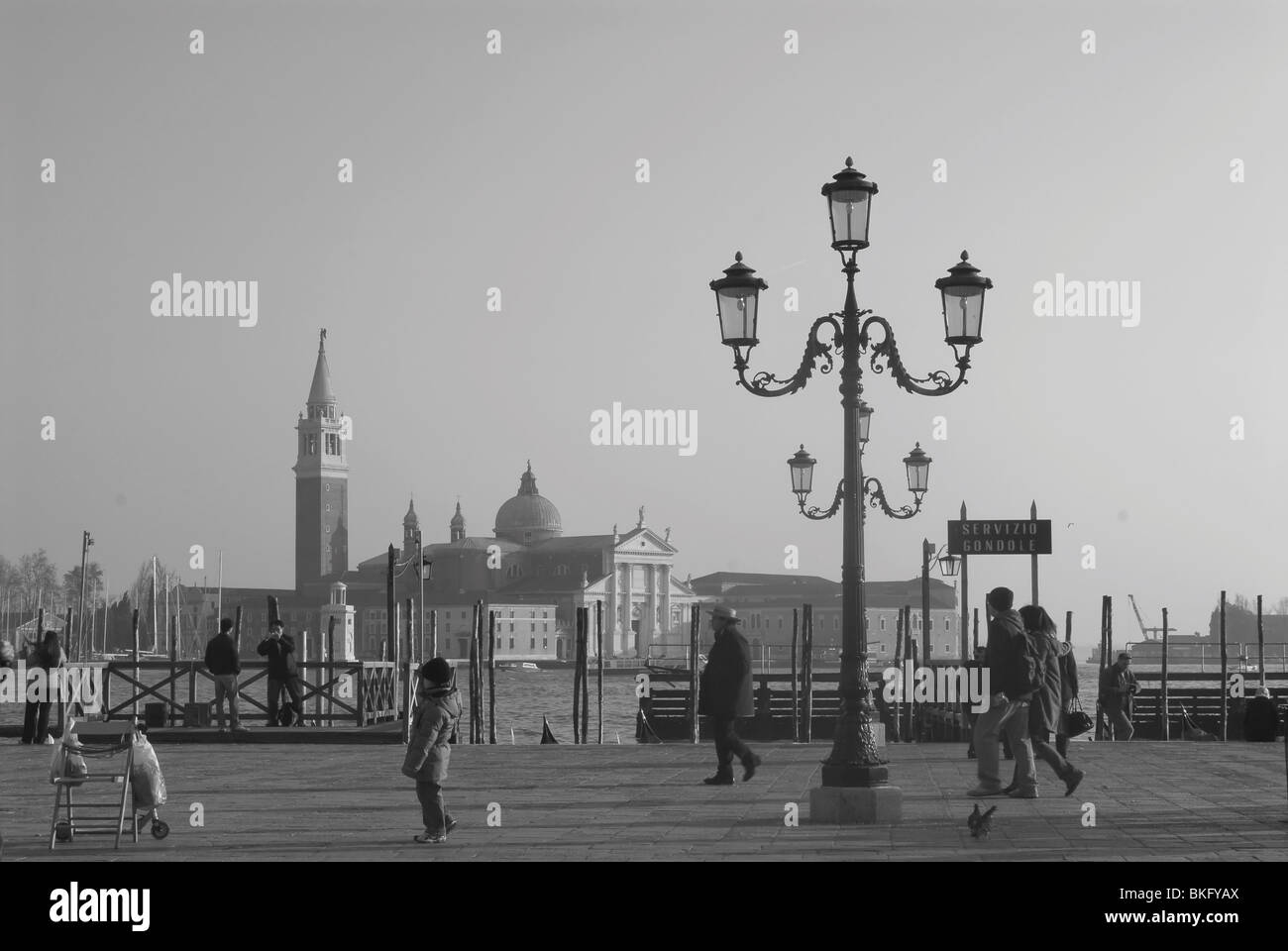 Grand Canal Street y la iglesia en Venecia, Italia Foto de stock