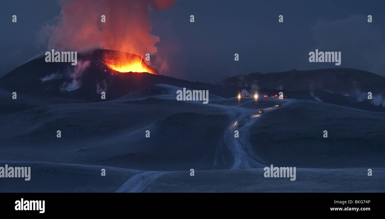 Fuego y hielo-erupción volcánica en Islandia en Fimmvorduhals, una arista entre el glaciar Eyjafjallajokull y Glaciar Myrdalsjokull. Foto de stock