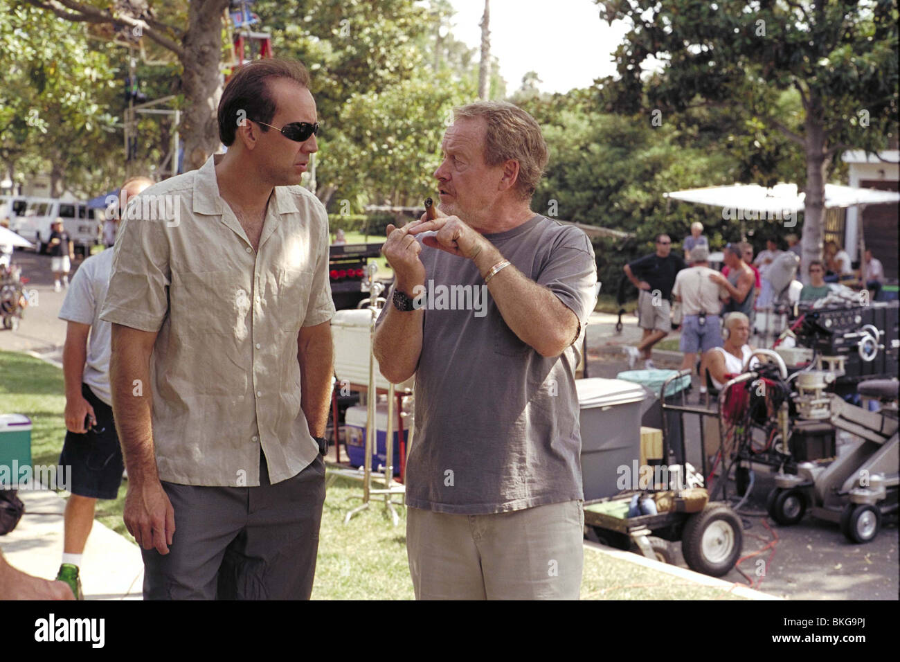 Filmación (ALT) Ubicación (ALT) detrás de las escenas (ALT) en conjunto (ALT) O/S 'MATCHSTICK MEN' (2003) con Nicolas Cage, Foto de stock