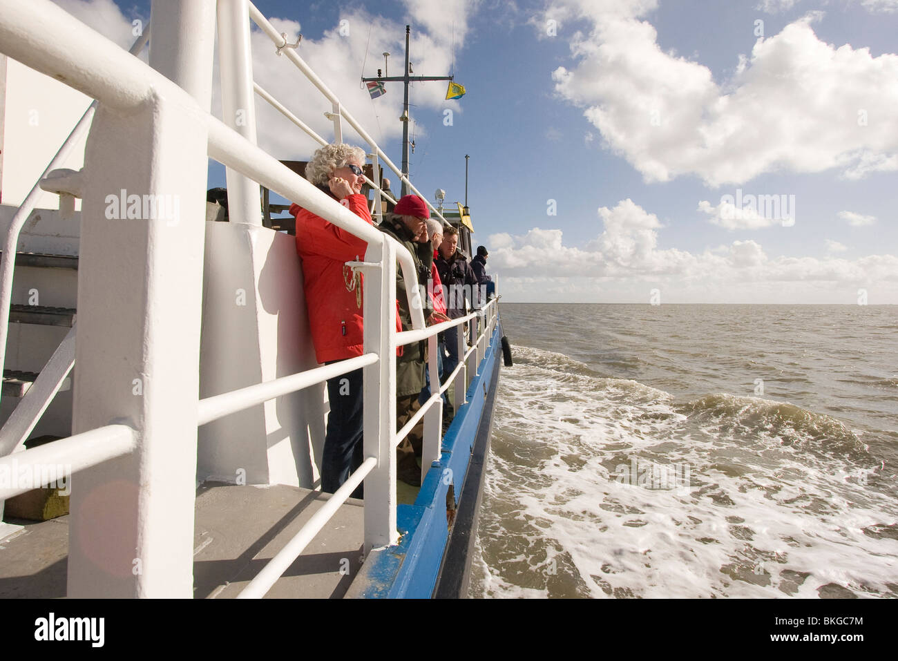 Los participantes de una excursión a bordo del Boschwad Rottumeroog. Foto de stock