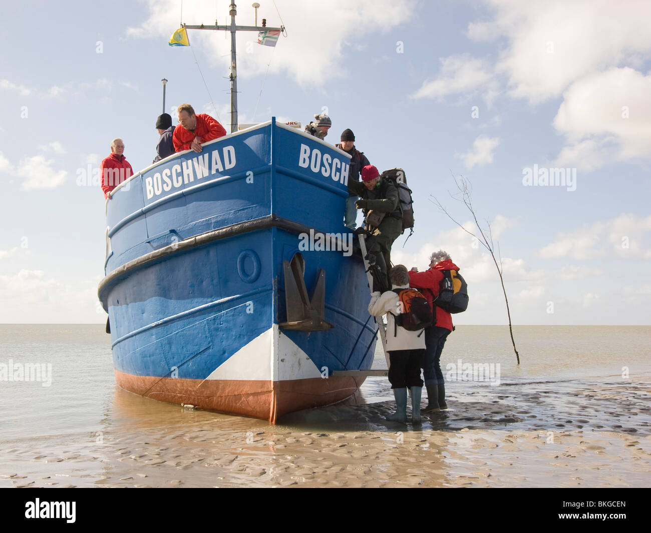 Los participantes de una excursión a Rottumeroog dejar el barco el Boschwad. Foto de stock