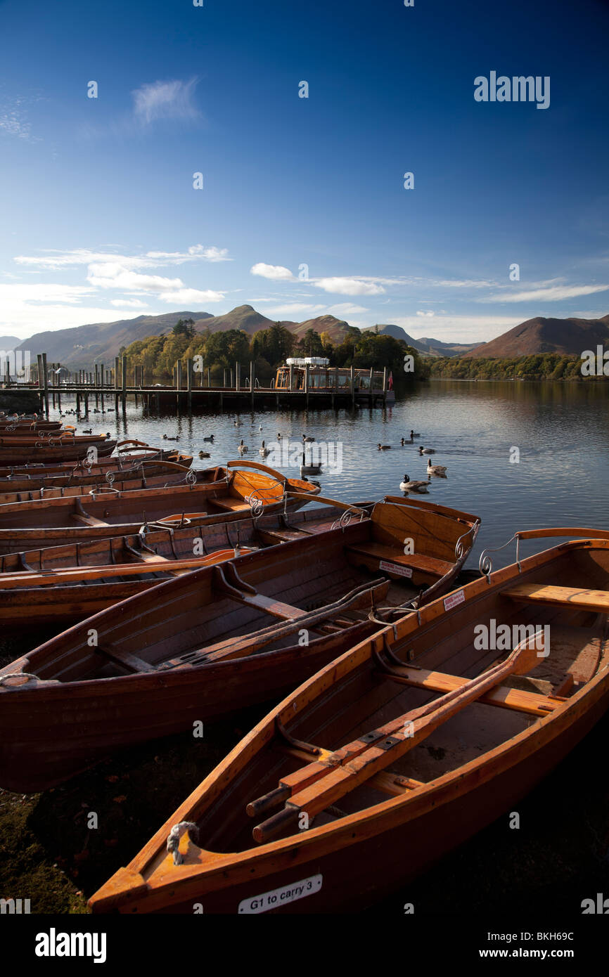 Embarcaciones de remo sobre Derwentwater con Catbells más allá, Lake District, Cumbria, Reino Unido Foto de stock