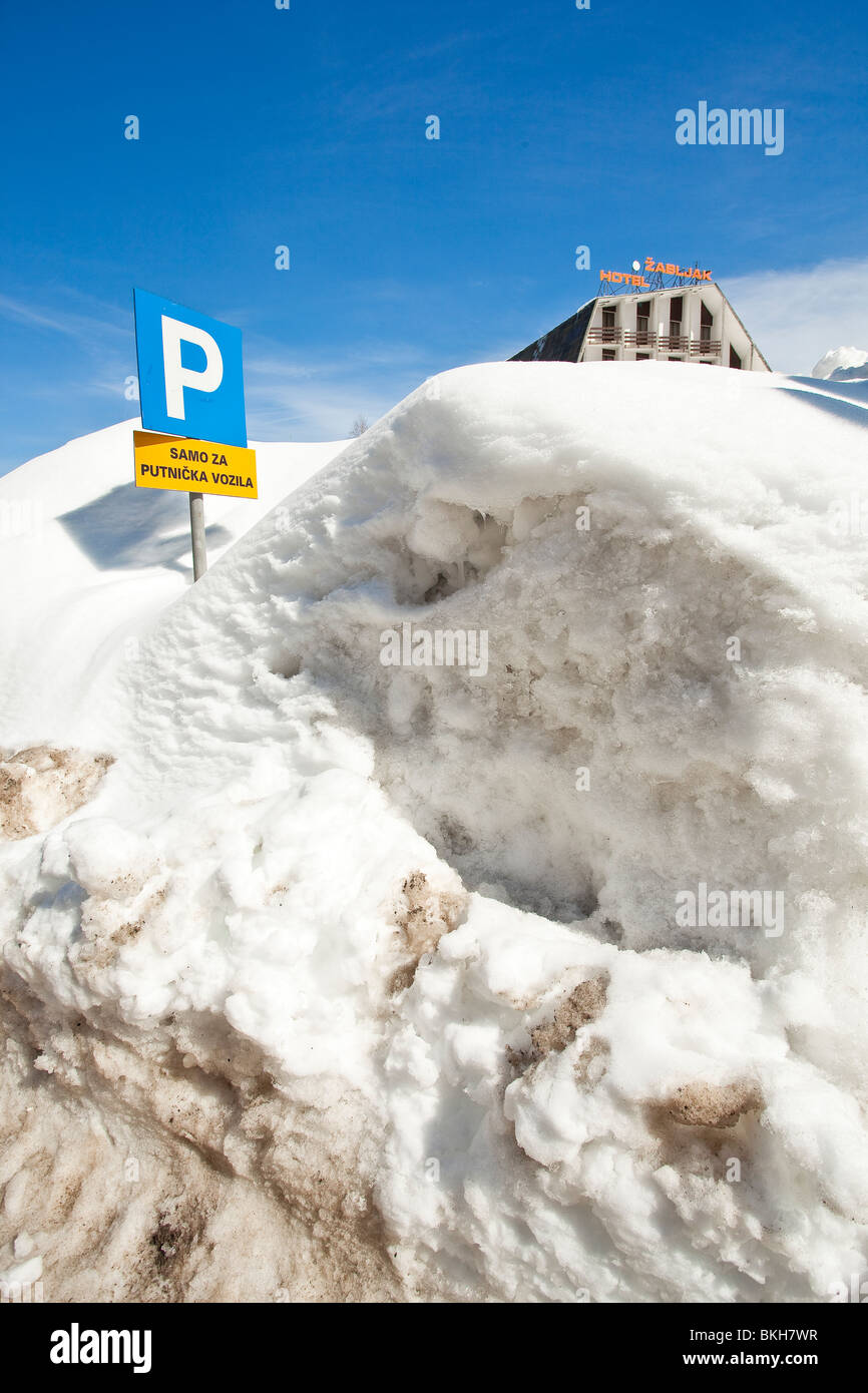 Plaza de aparcamiento en nieve profunda, Zabljak, Montenegro Foto de stock