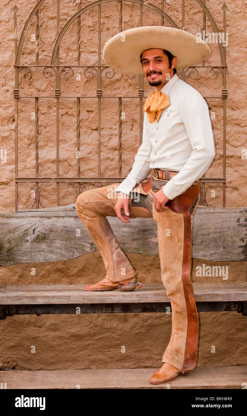 México, Charreada, vaqueros en traje de charro cabalgatas en rodeo  Fotografía de stock - Alamy
