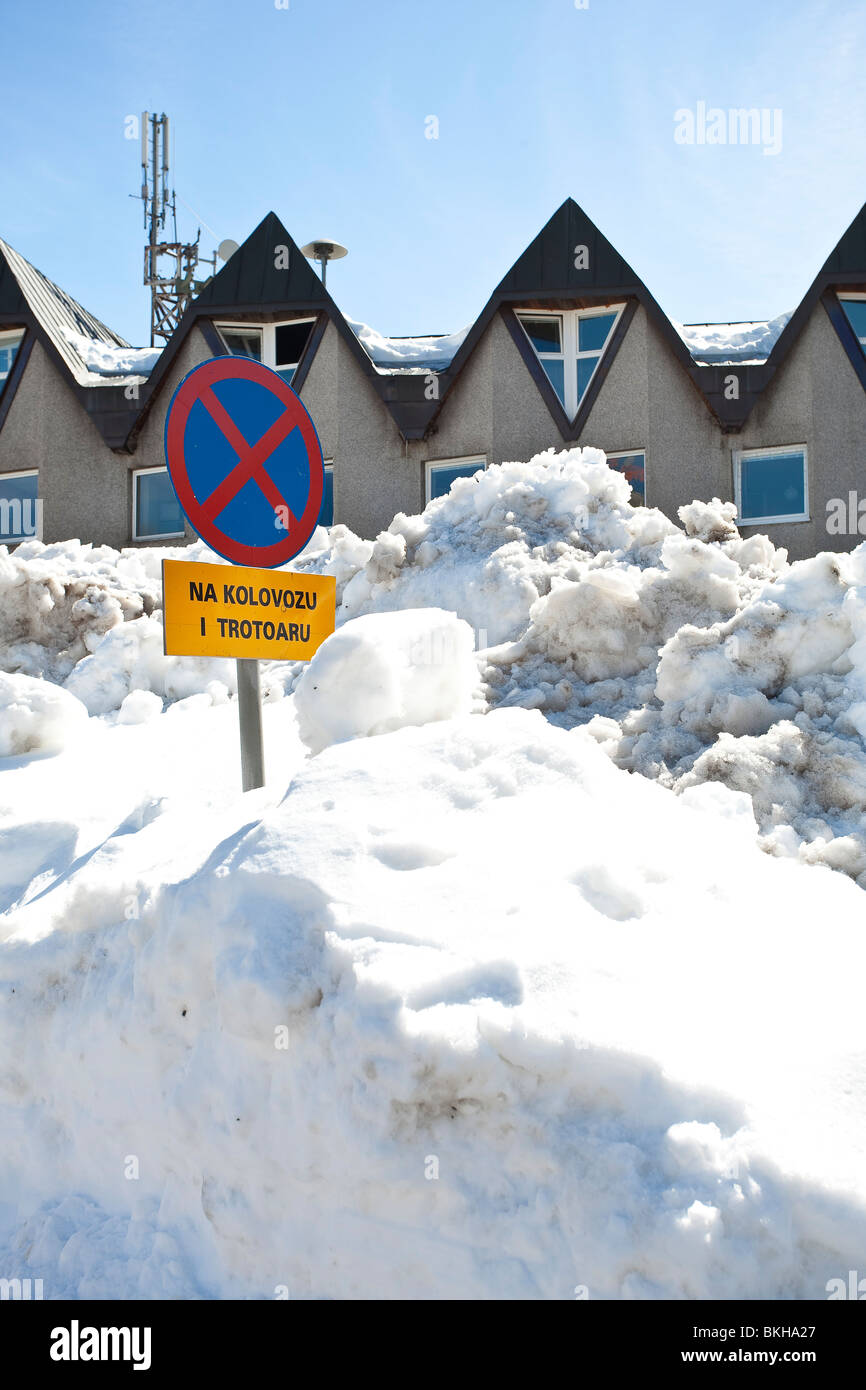 Plaza de aparcamiento en nieve profunda, Zabljak, Montenegro Foto de stock