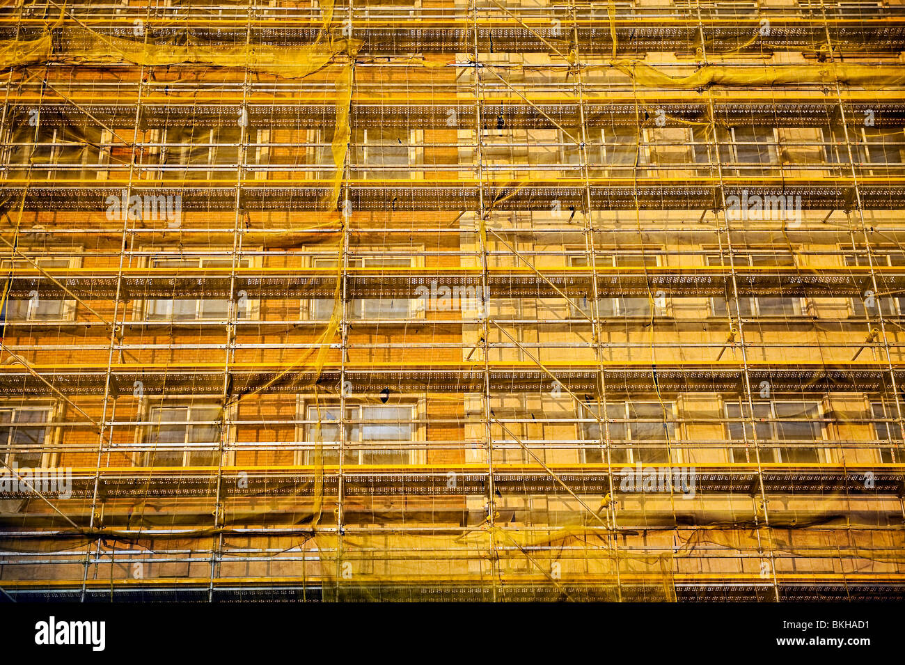 Proceso de restauración de los edificios cubiertos de andamios y tejido de malla, Madrid, España Foto de stock