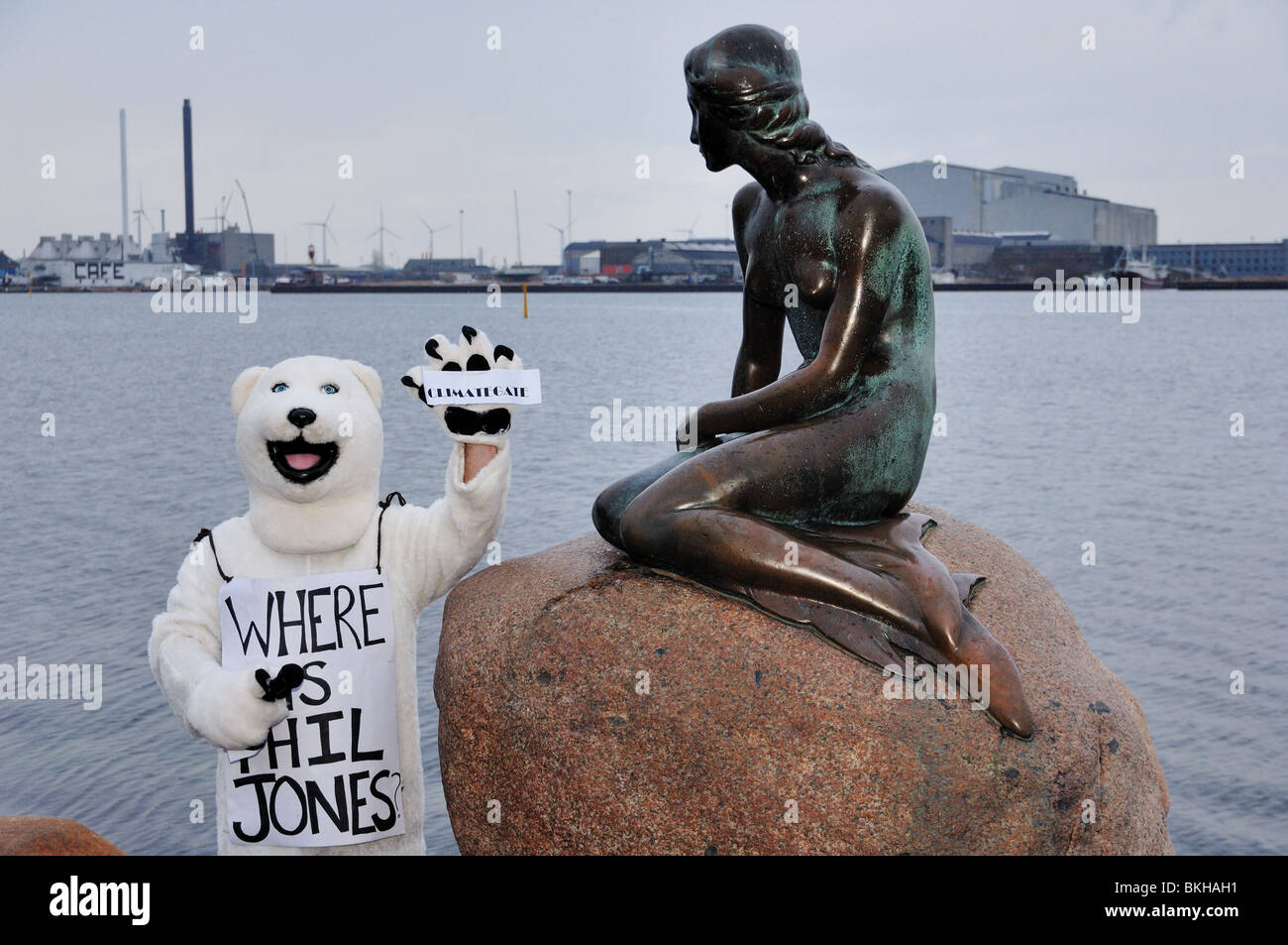 La cumbre climática de Copenhague COP 15.Se celebró en diciembre de 2009 en la capital de Dinamarca.hombre disfrazado de oso polar con la sirenita Foto de stock