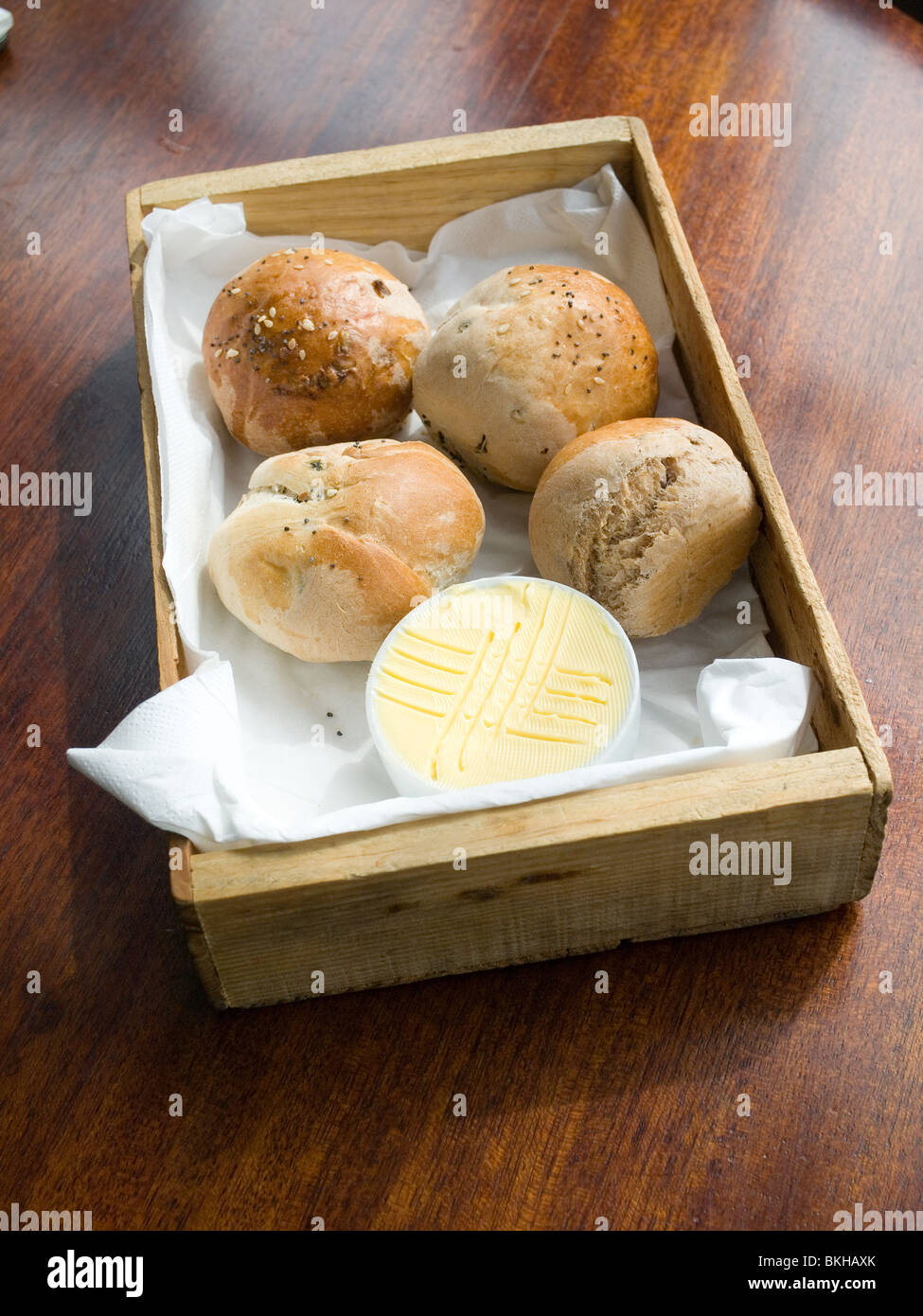 Comida de pub pijo rollos de pan y mantequilla, servido en una caja de madera Foto de stock