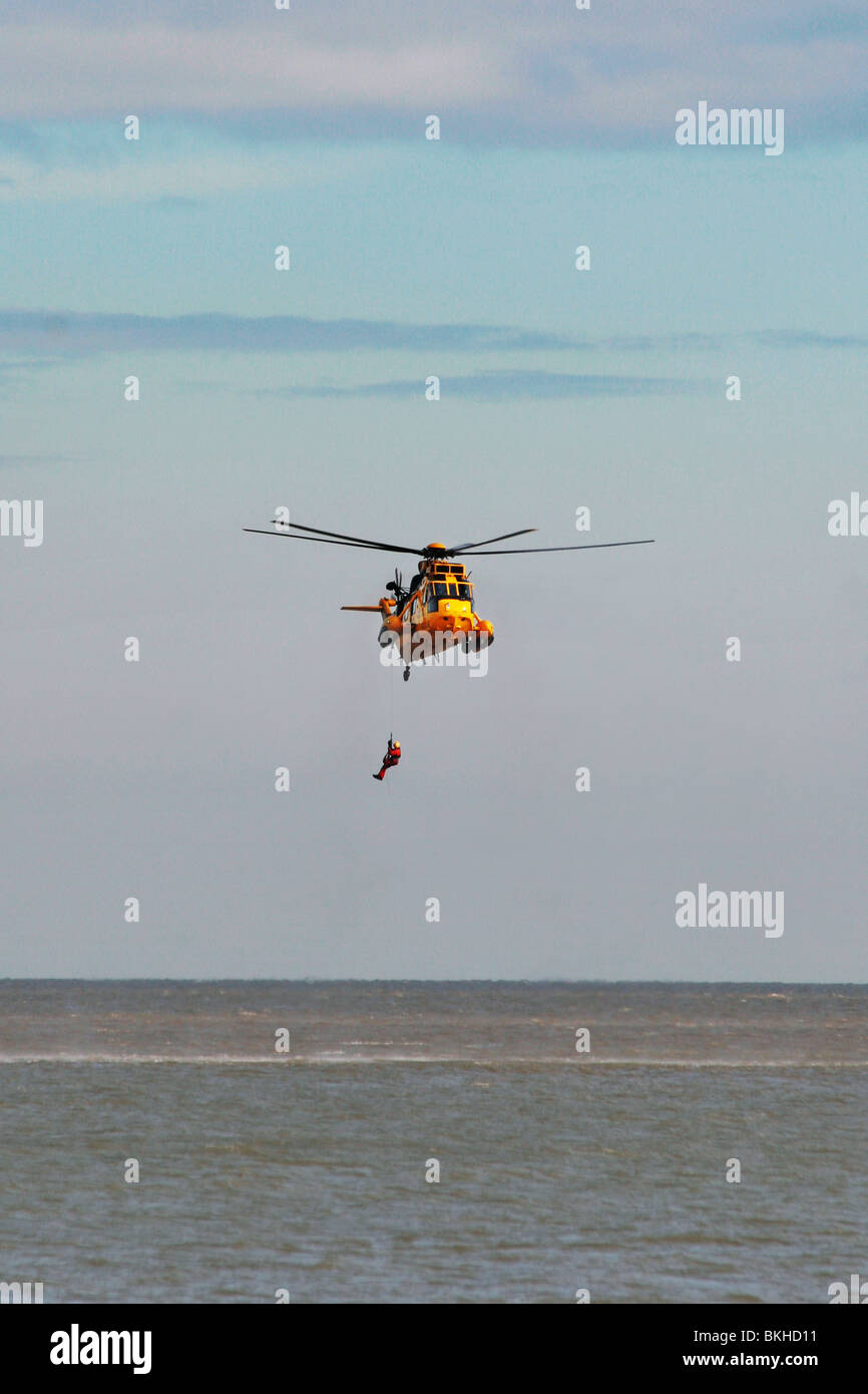 Helicóptero de rescate en el mar de aire Foto de stock