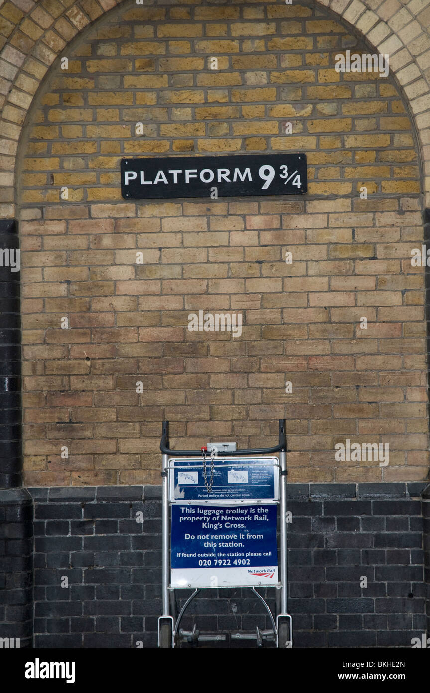 Andén 9 3/4 de la Estación Kings Cross de Londres de Harry Potter Foto de stock