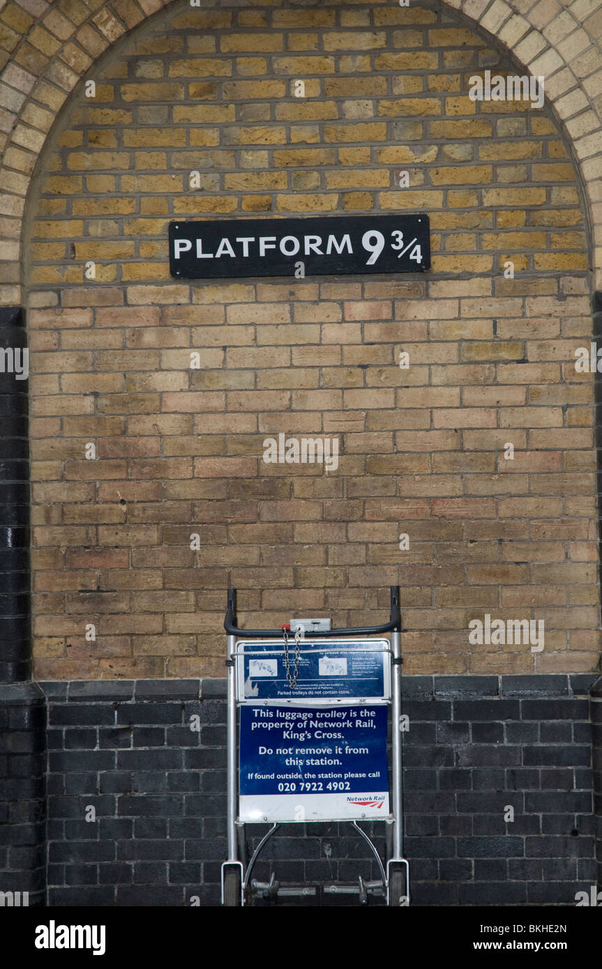 Andén 9 34 De La Estación Kings Cross De Londres De Harry