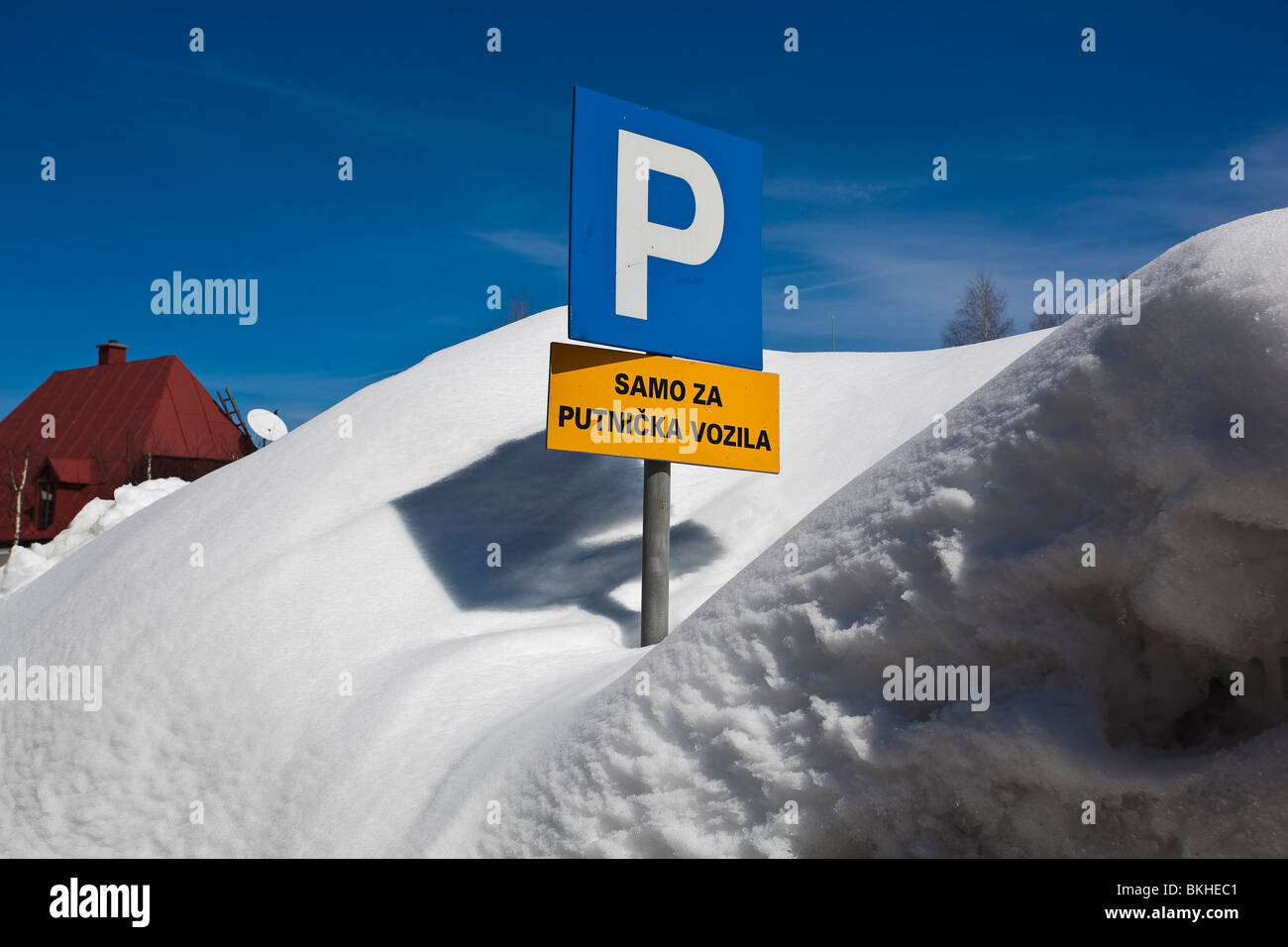Plaza de aparcamiento en nieve profunda, Zabljak, Montenegro Foto de stock
