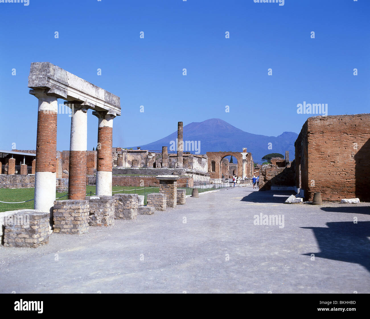 El Foro muestra el Monte Vesubio, la antigua ciudad de Pompeya, Pompeya, la ciudad metropolitana de Nápoles, región de Campania, Italia Foto de stock