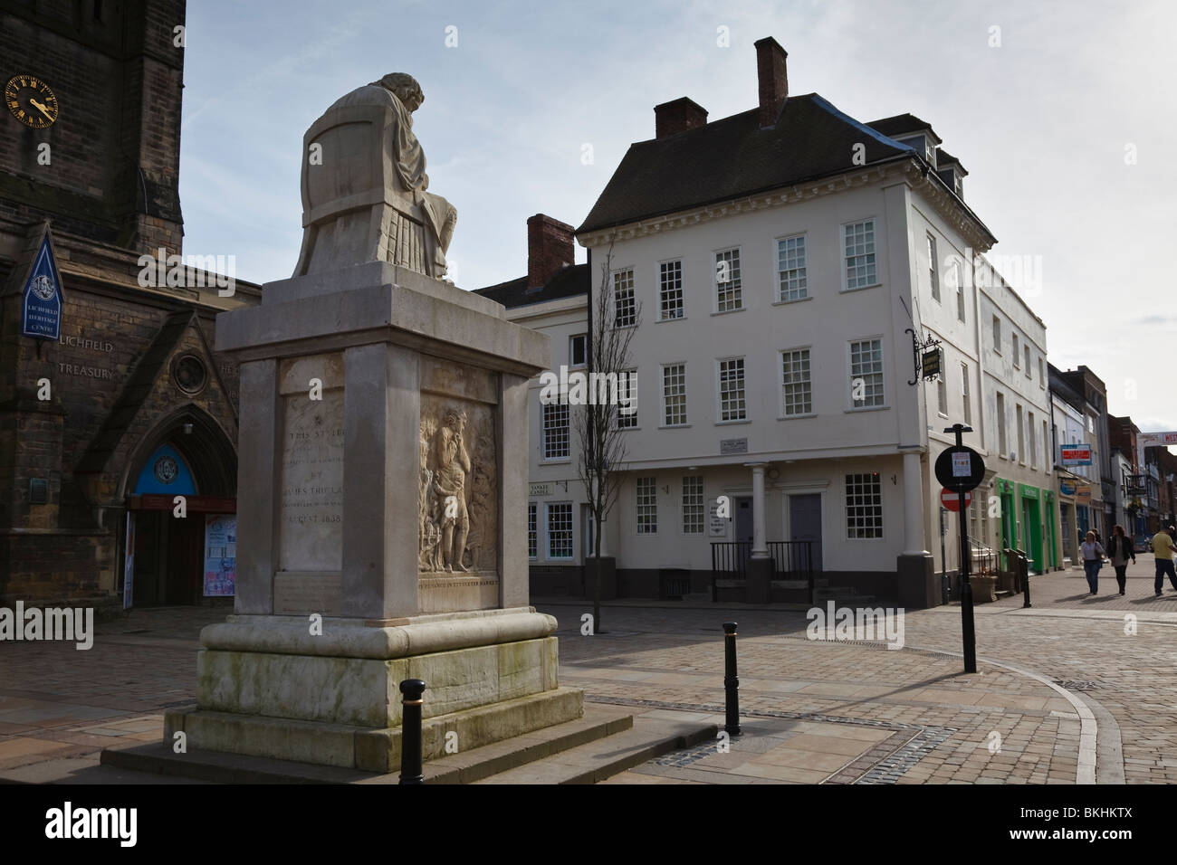 Museo Casa Natal de Johnson y la estatua del Dr. Samuel Johnson en la plaza del mercado, Lichfield, Staffordshire. Foto de stock